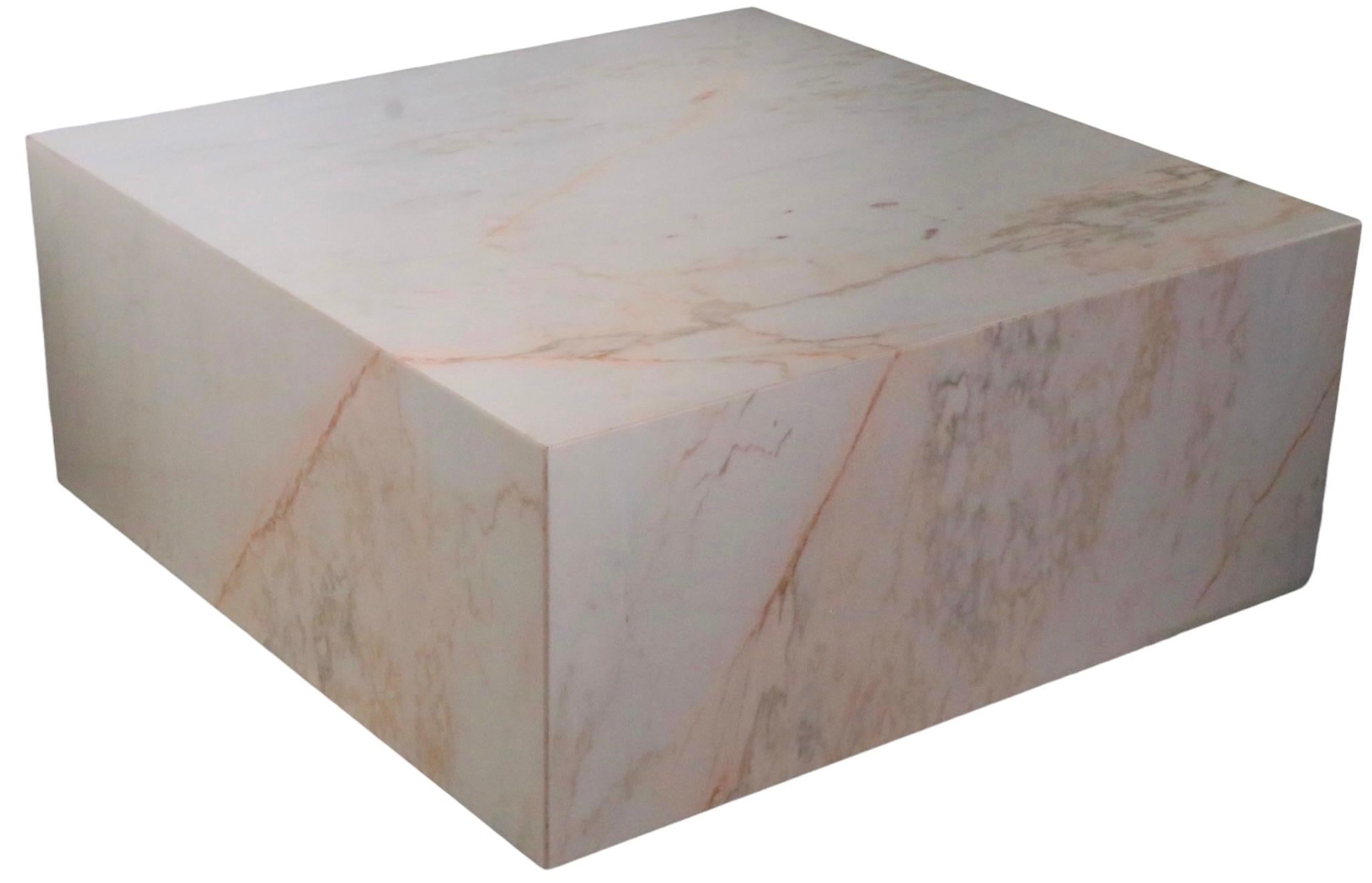Marbre Tables basses carrées post-modernes en marbre v. 1970 Paire disponible en vente