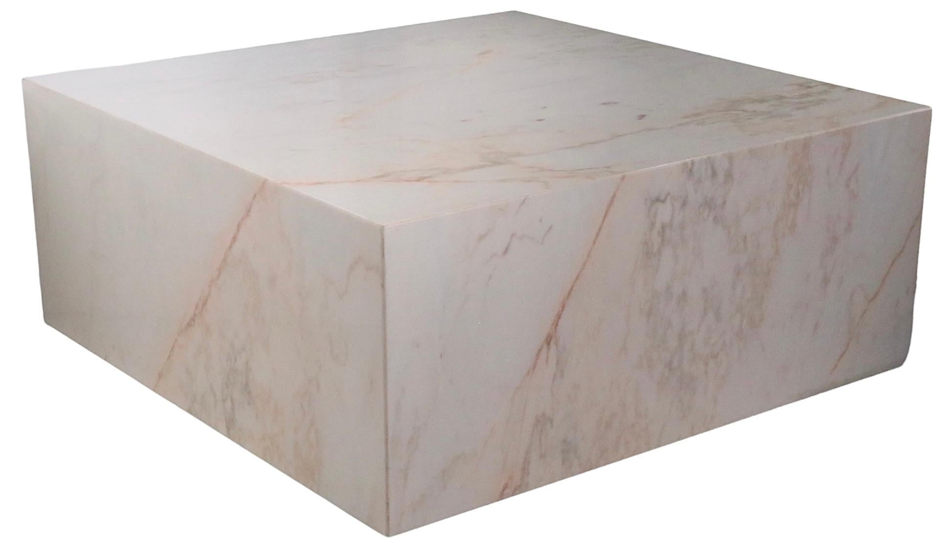 Tables basses carrées post-modernes en marbre v. 1970 Paire disponible en vente 1