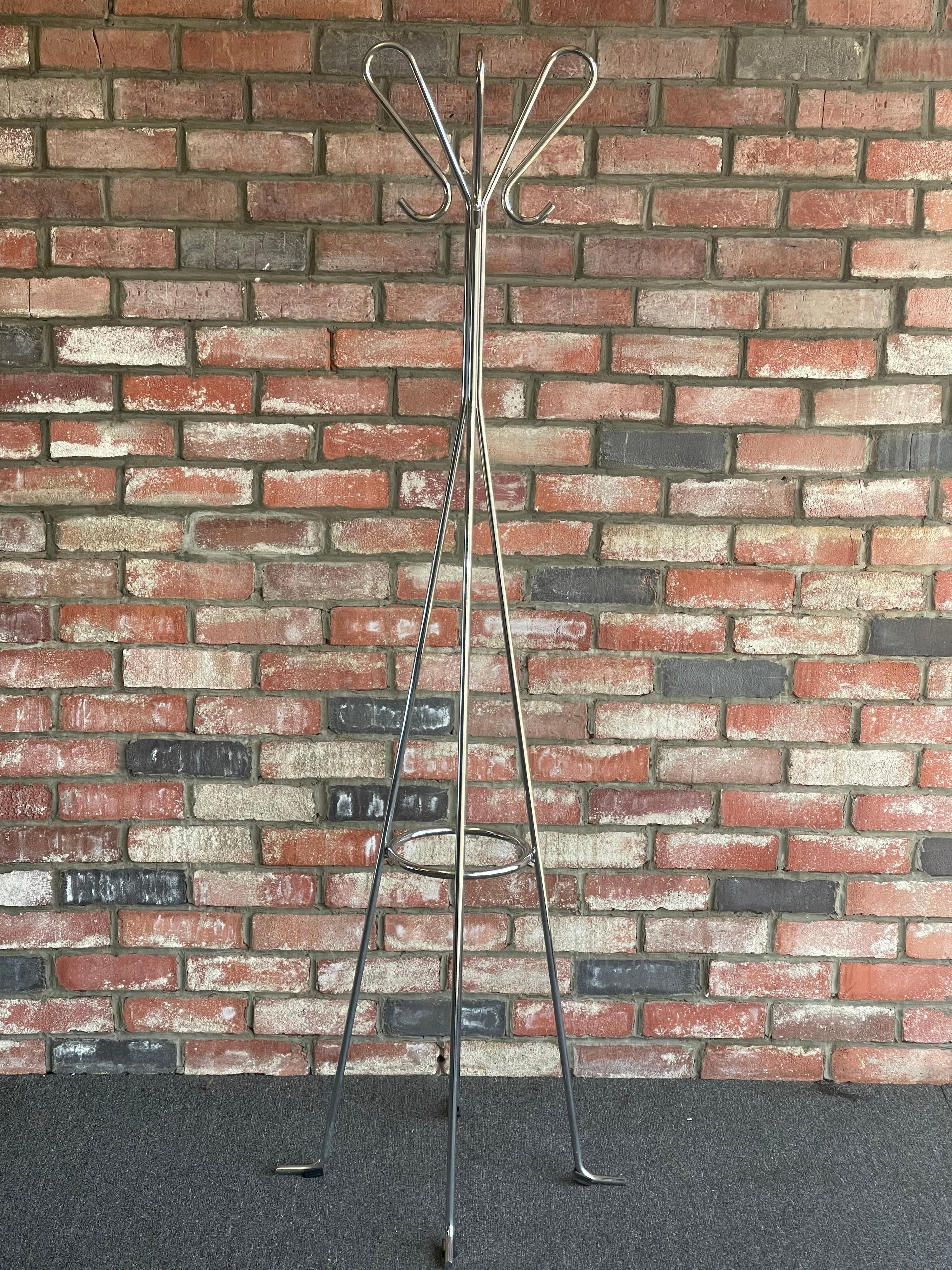 A very nice post modern stainless steel coat rack, circa 1970s. The rack has a great look is in very good vintage condition and measures 15