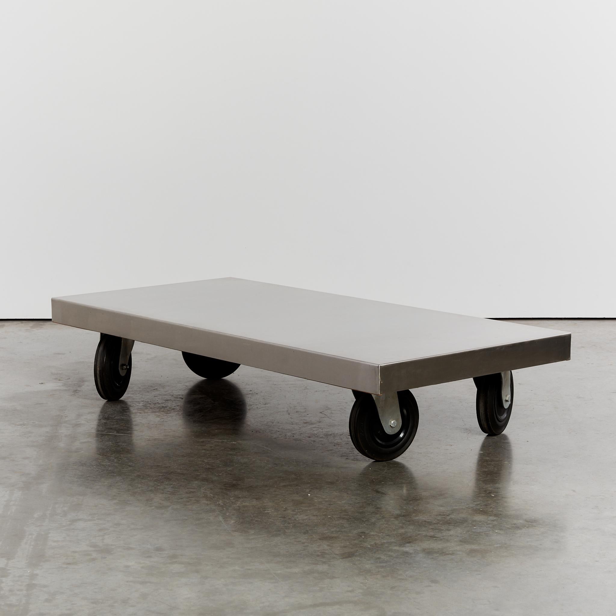 Post-modern stainless steel coffee table on castors In Good Condition For Sale In London, GB