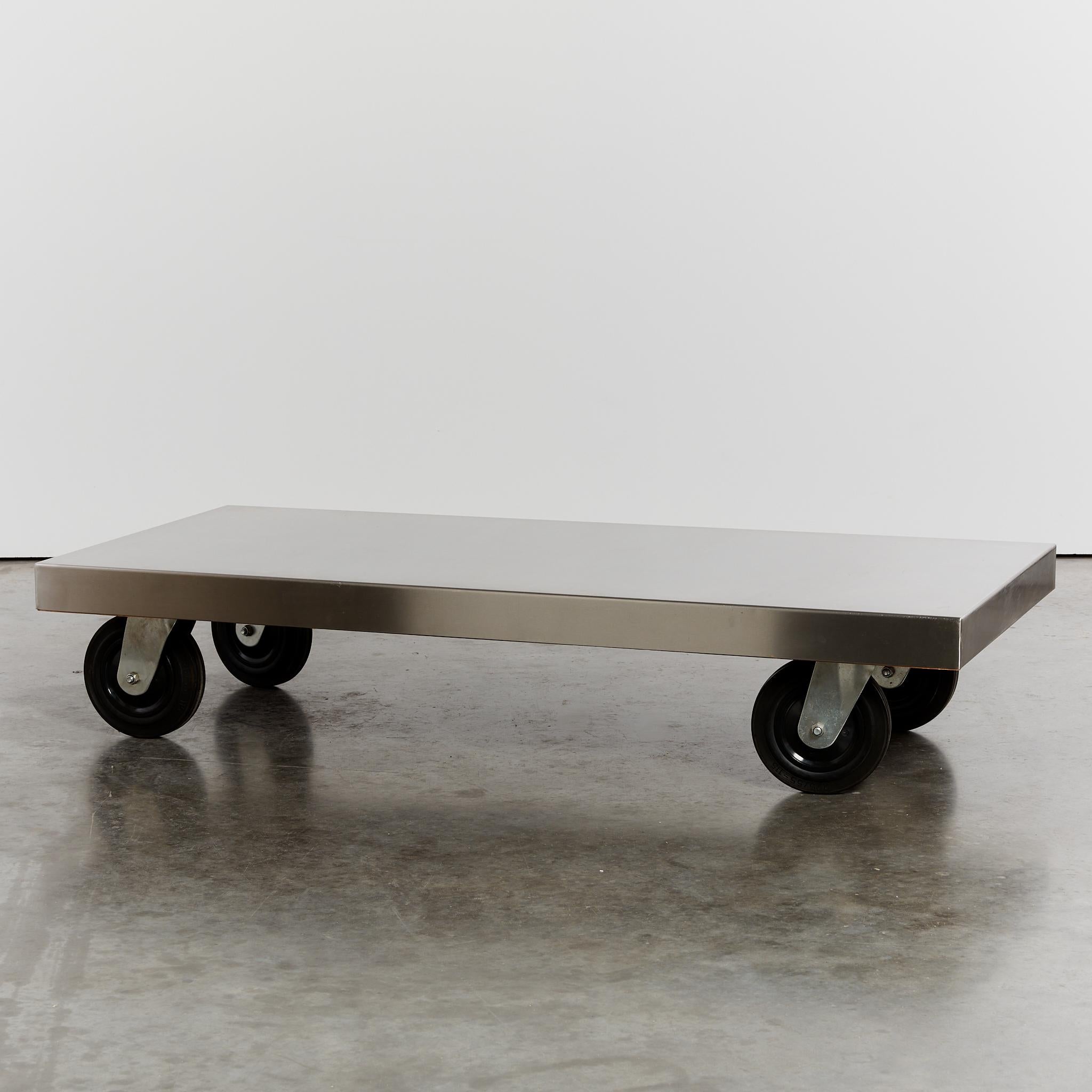 Acier inoxydable Table basse post-moderne en acier inoxydable sur roulettes en vente
