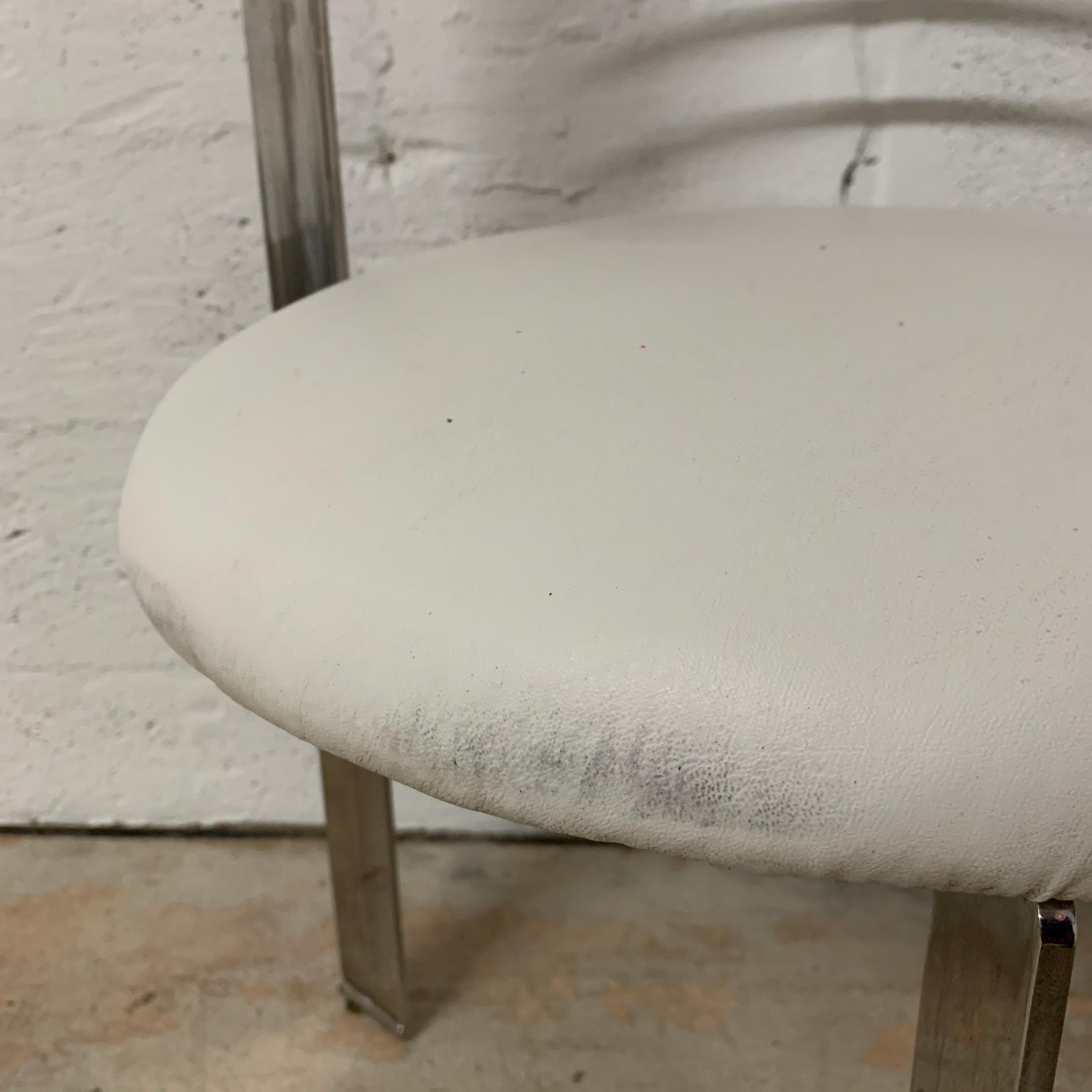 Chaise postmoderne à trois pieds en acier en vente 3