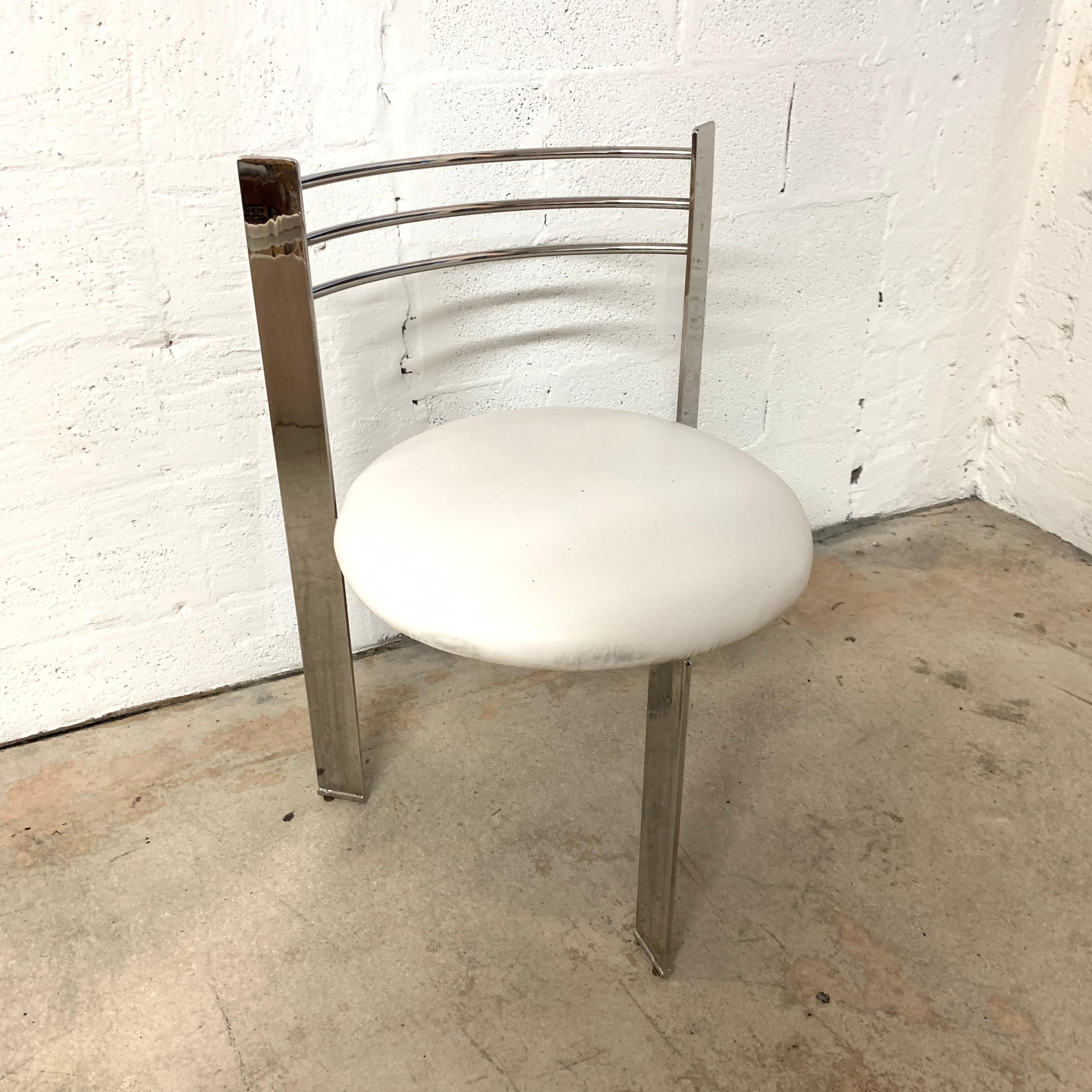 Einzigartiger Stuhl, bestehend aus 3 Beinen mit einem runden Vinylsitz, 1980er Jahre.