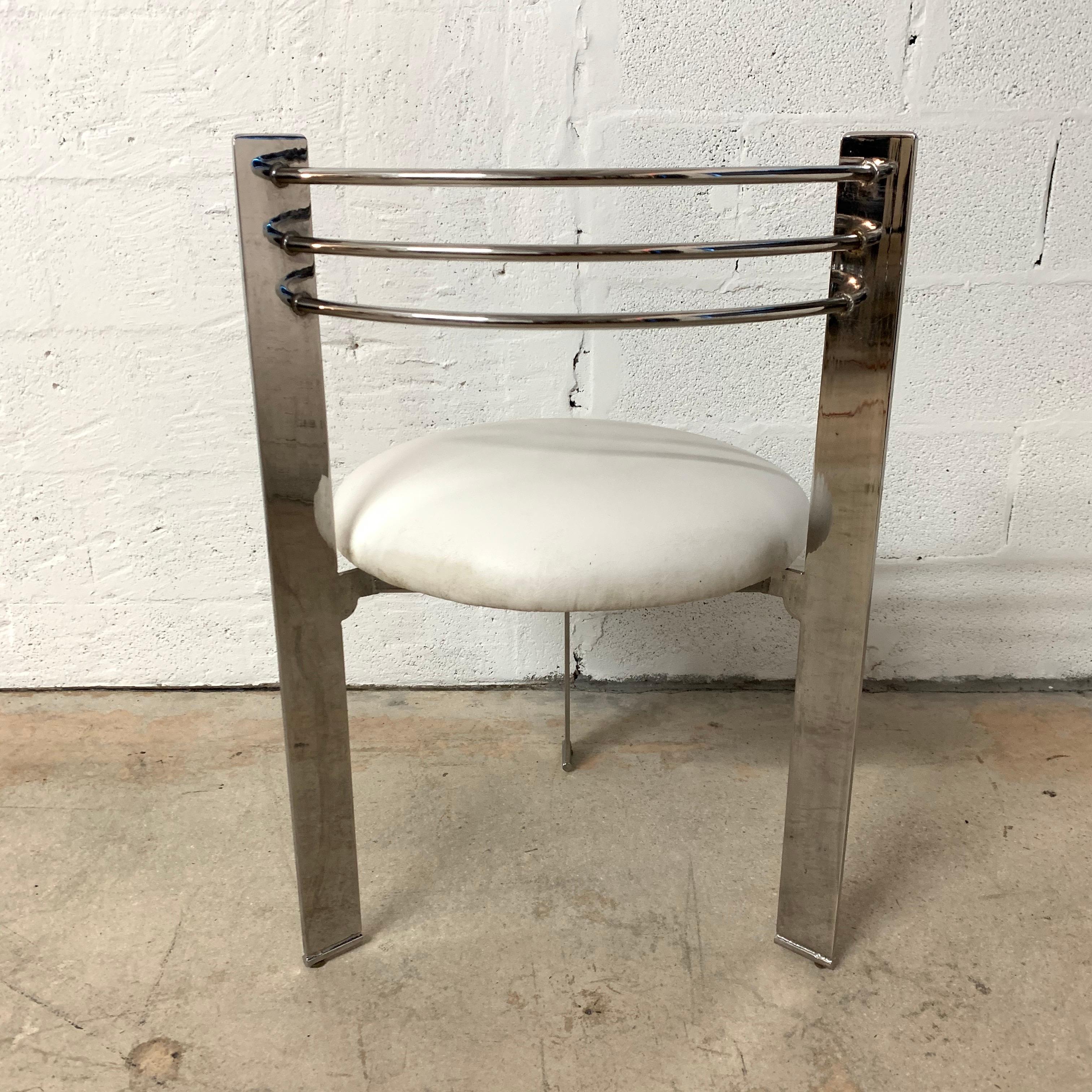 italien Chaise postmoderne à trois pieds en acier en vente