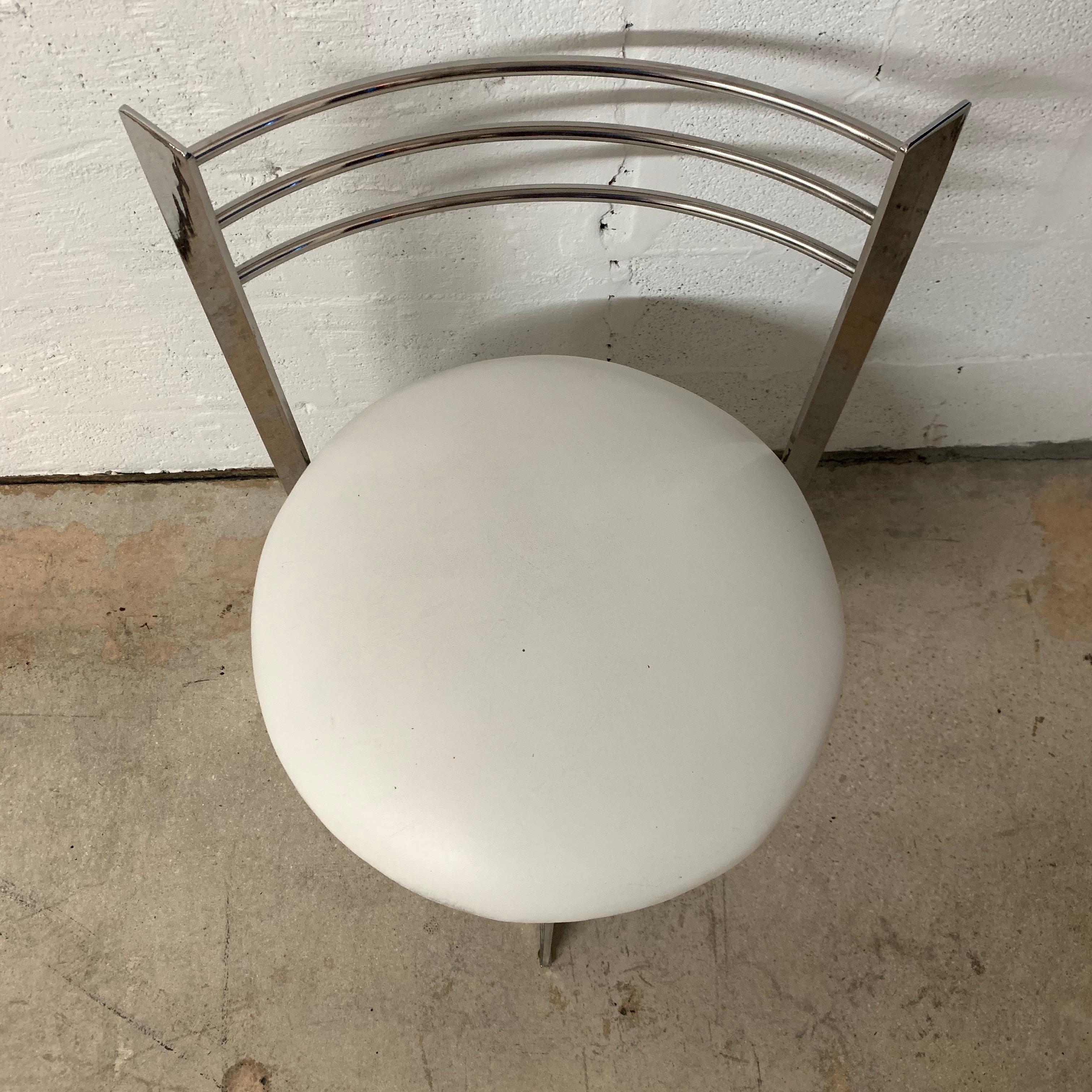 Chaise postmoderne à trois pieds en acier Bon état - En vente à Miami, FL