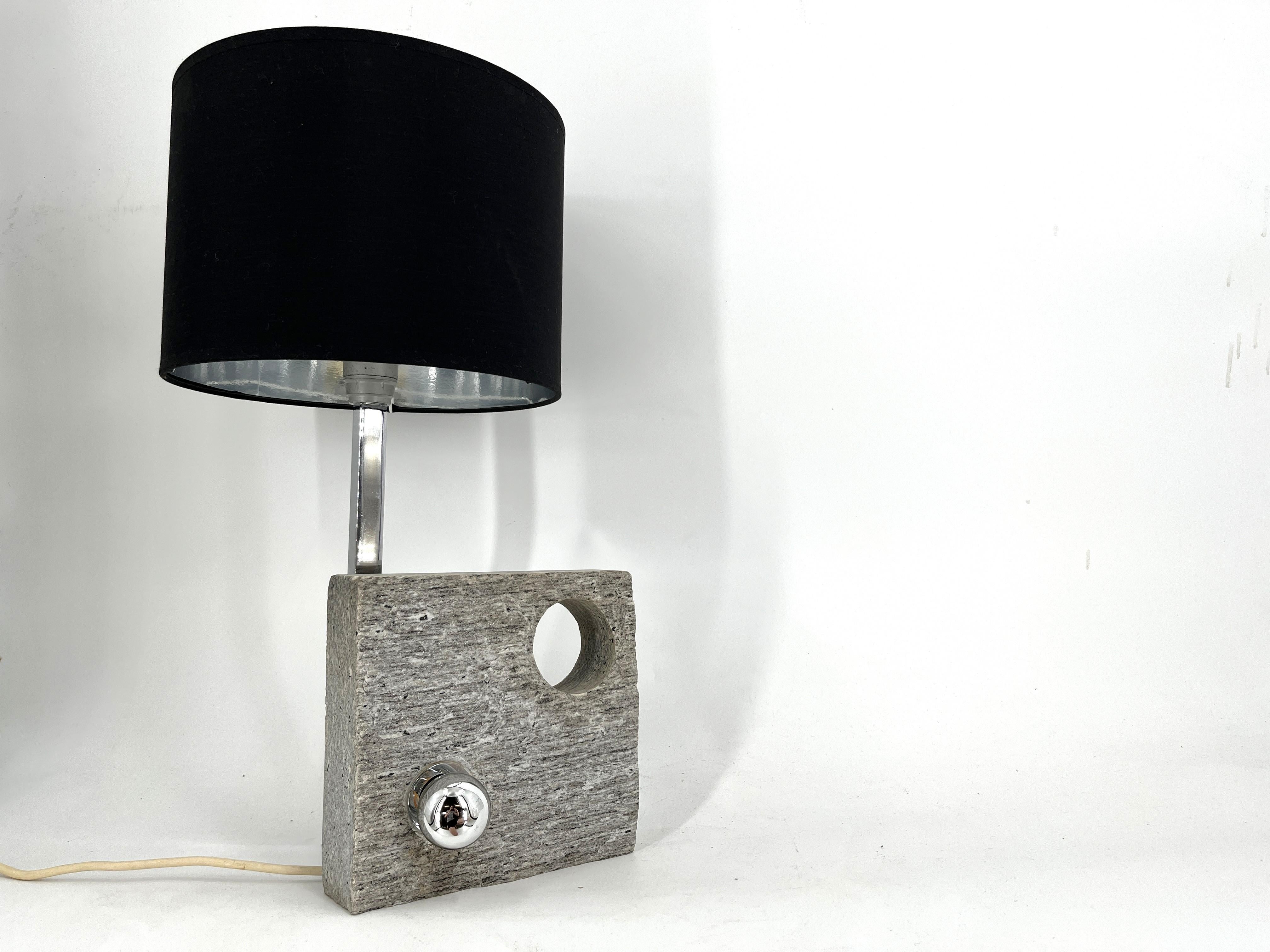 Postmoderne Lampe de table post-moderne A Stone, 1970 en vente