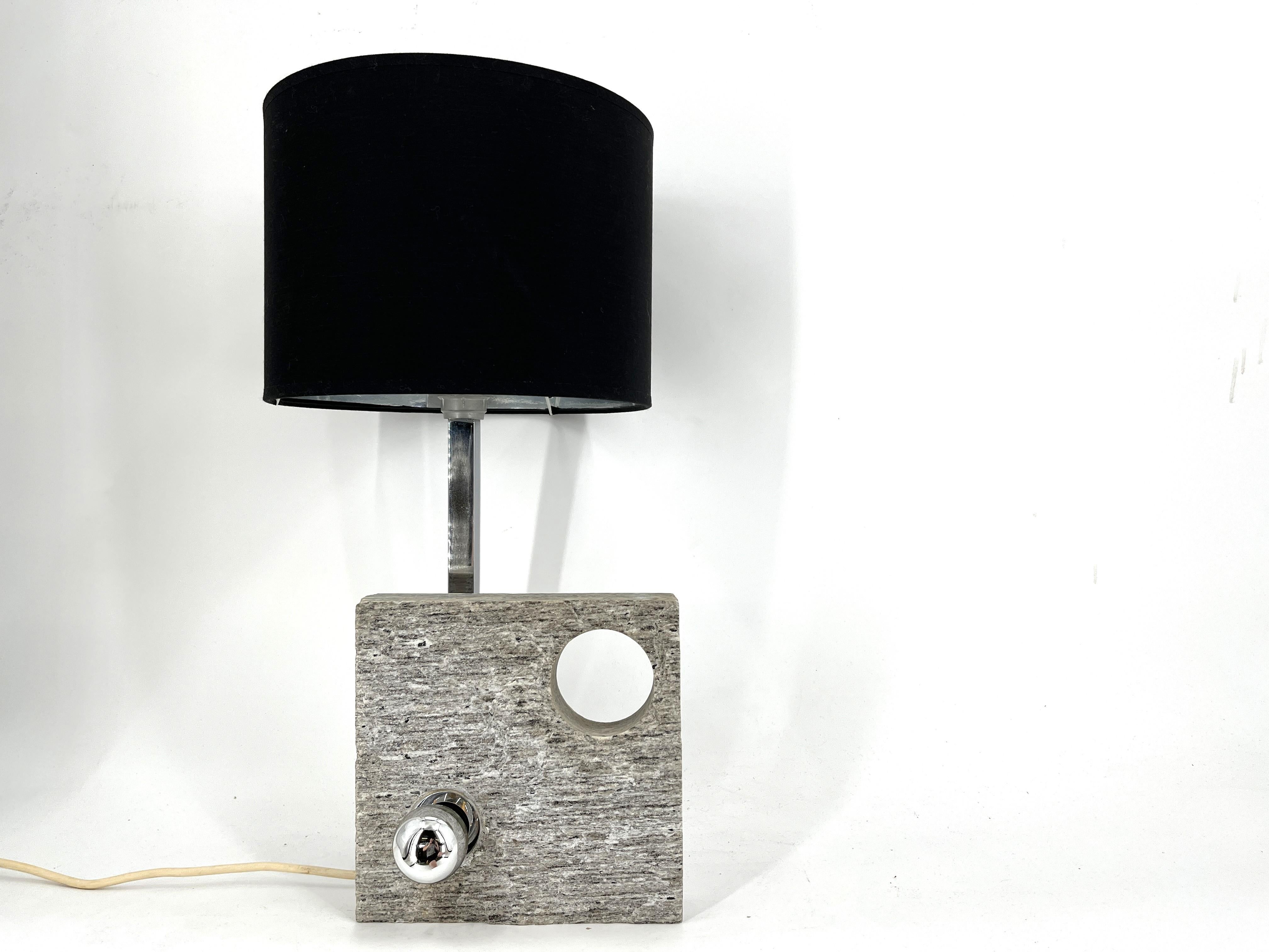 italien Lampe de table post-moderne A Stone, 1970 en vente