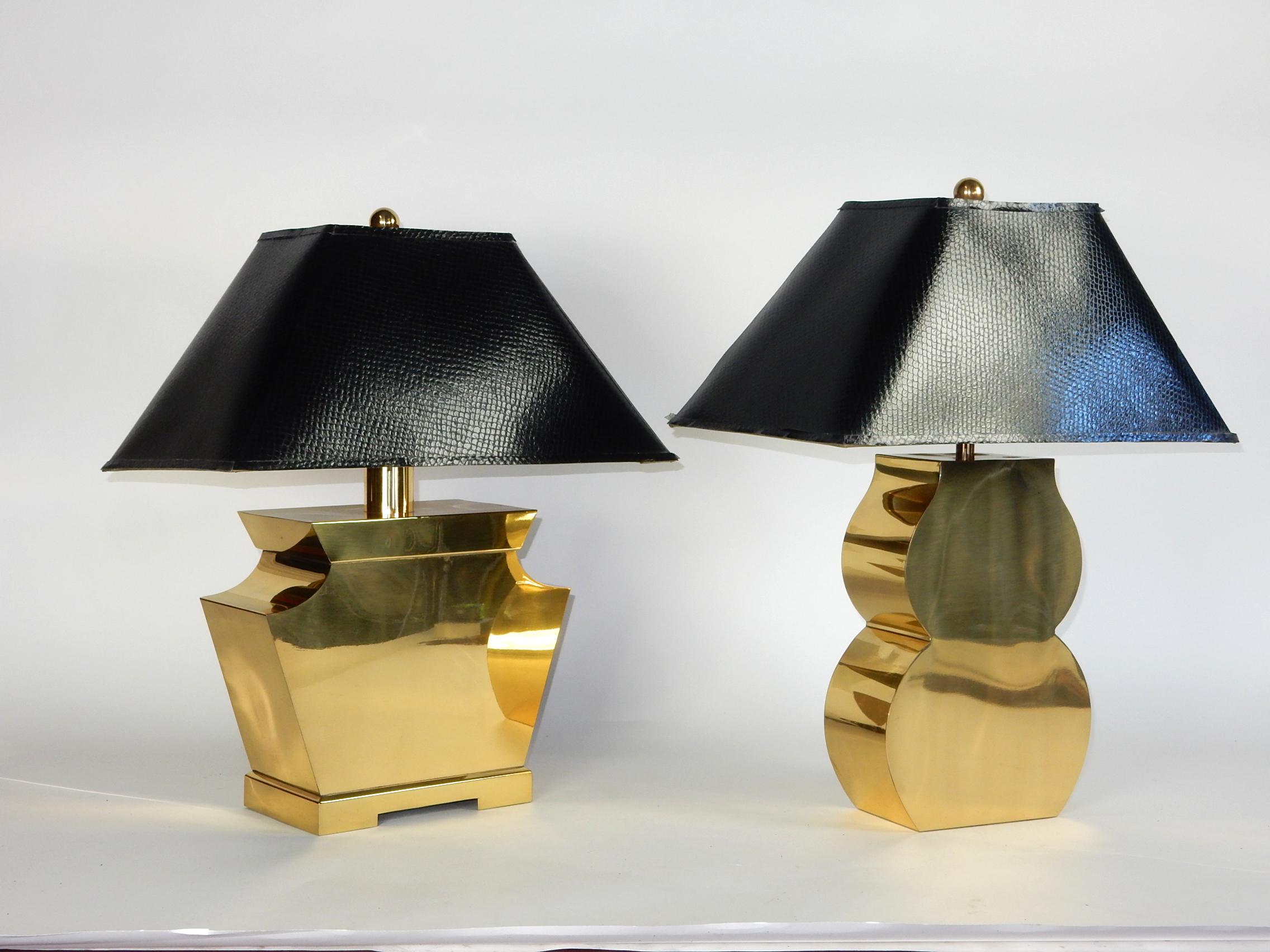 Laiton Lampes post-modernes profilées en laiton « Shapes » avec abat-jour en fausse peau de reptile noire en vente