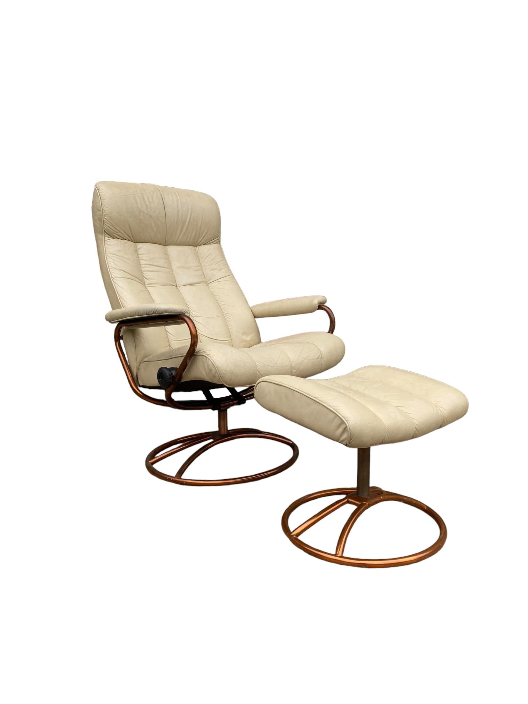 Vintage Post Modern Ekornes Stressless Lounge Chair und Ottoman in cremefarbenem Leder und einem kupferfarbenen Stahlrahmen. Der Stuhl kann schwenken und sich vollständig zurücklehnen, um ein Gefühl der Schwerelosigkeit zu vermitteln. Elegantes,