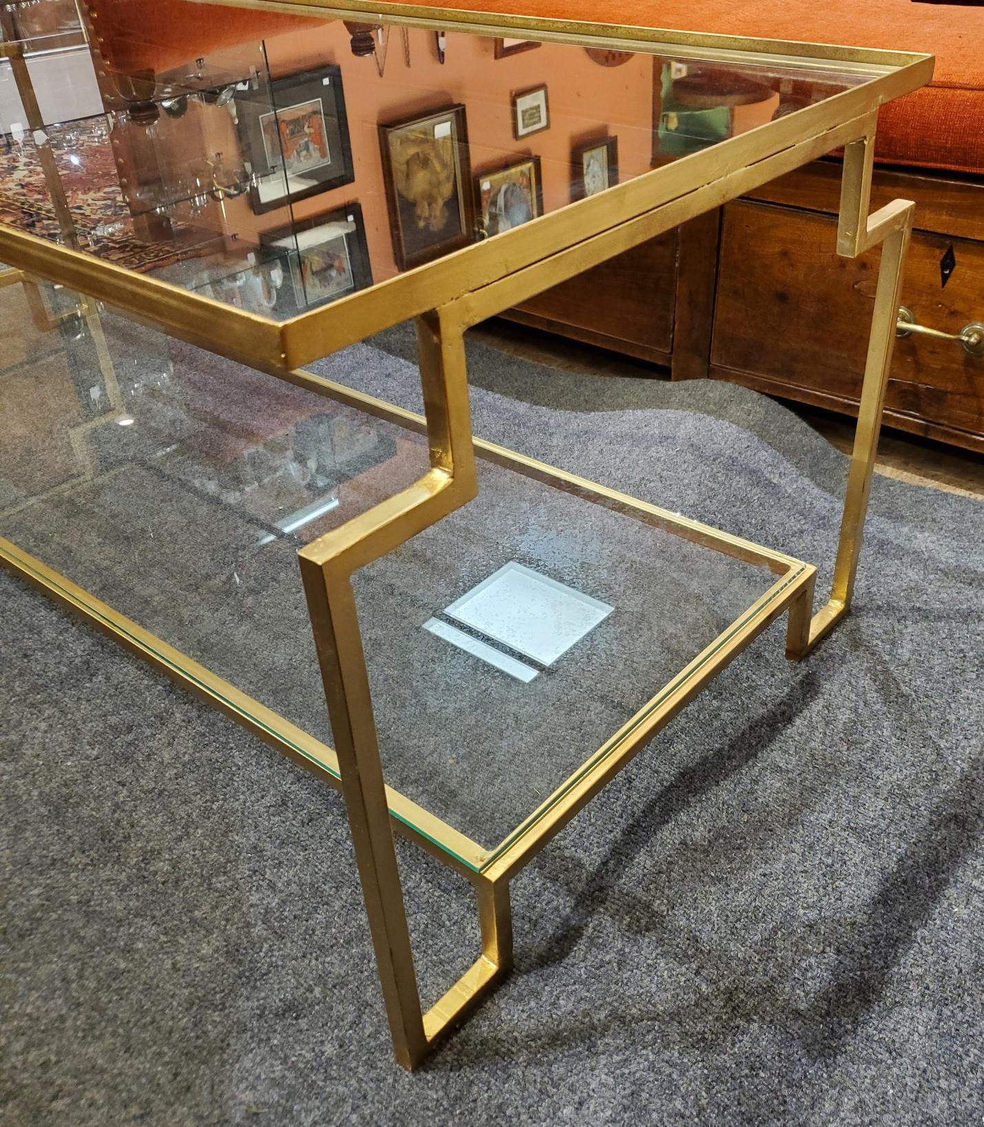 Table basse en métal doré de style post-moderne Apollo avec plateau en verre et étagère inférieure Neuf - En vente à Middleburg, VA
