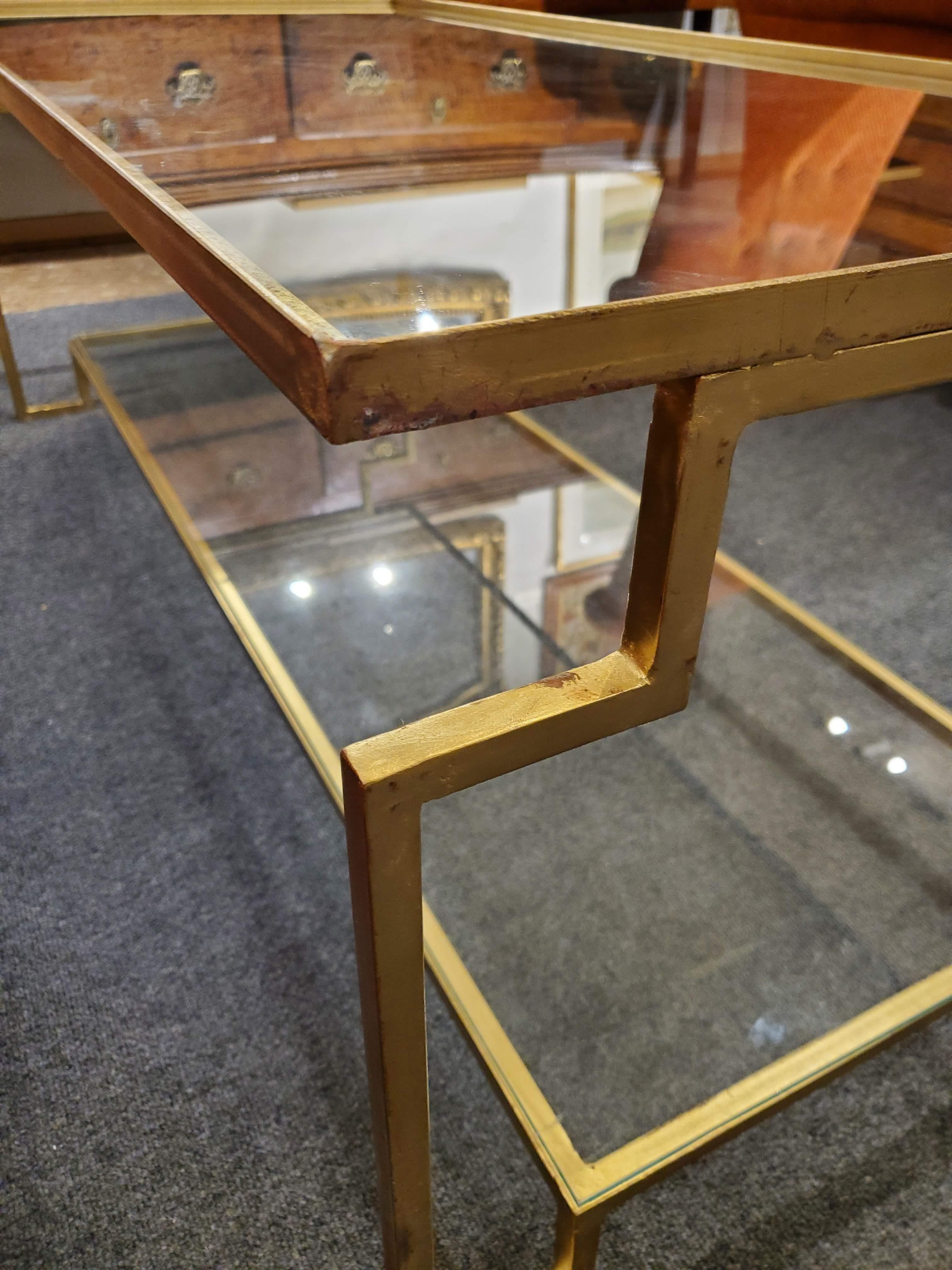 Acier Table basse en métal doré de style post-moderne Apollo avec plateau en verre et étagère inférieure en vente