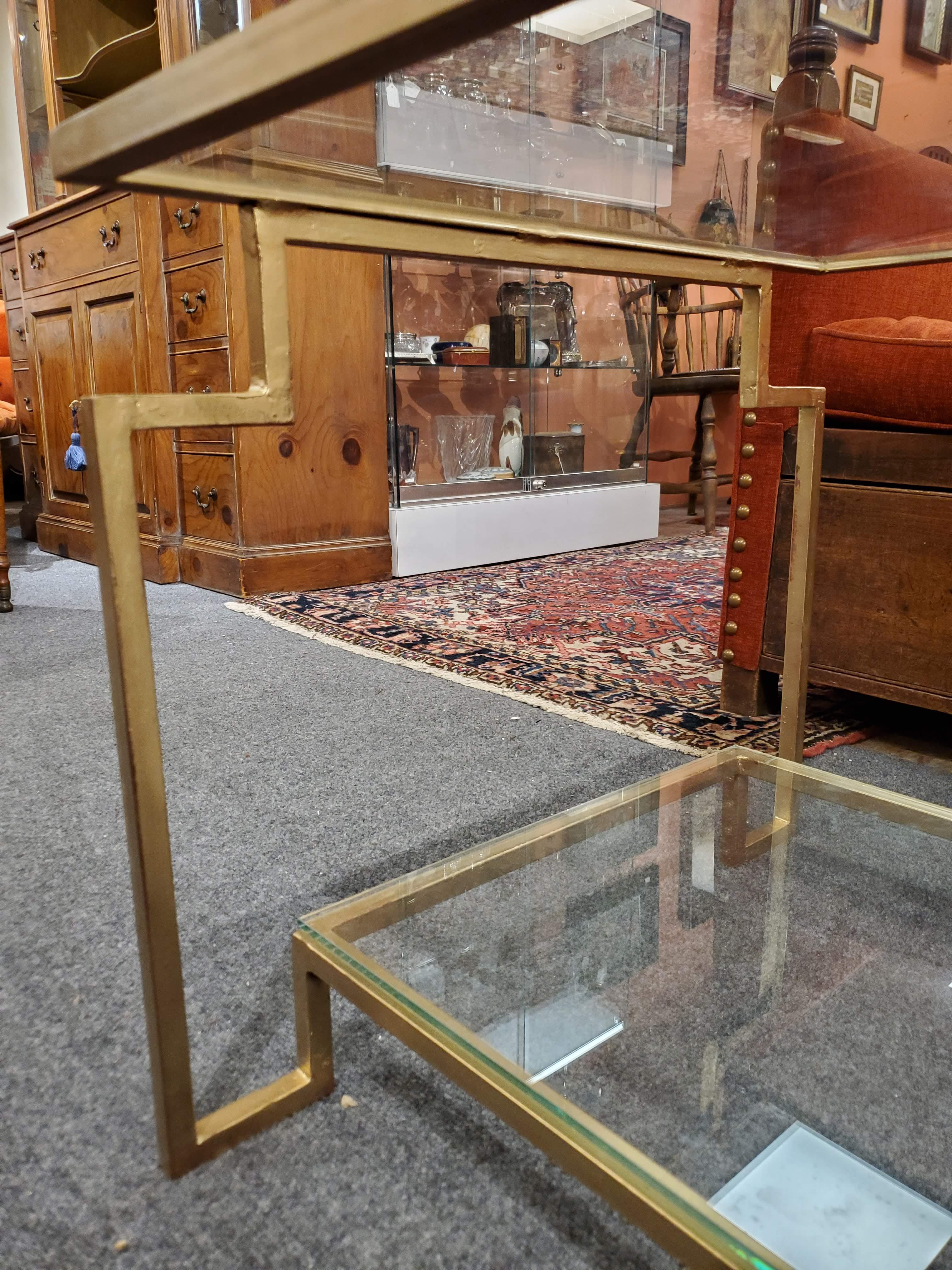 Table basse en métal doré de style post-moderne Apollo avec plateau en verre et étagère inférieure en vente 1