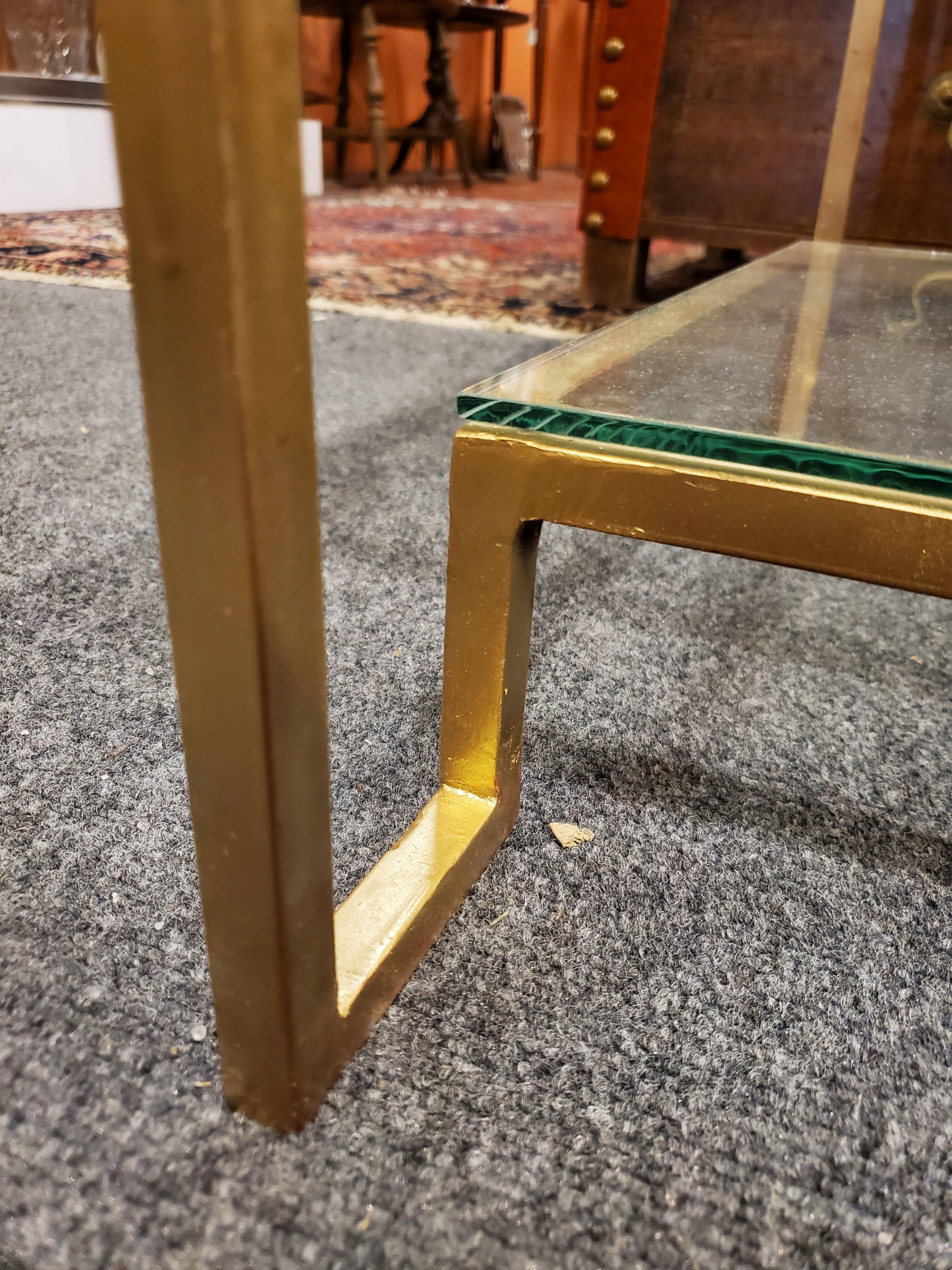 Table basse en métal doré de style post-moderne Apollo avec plateau en verre et étagère inférieure en vente 2