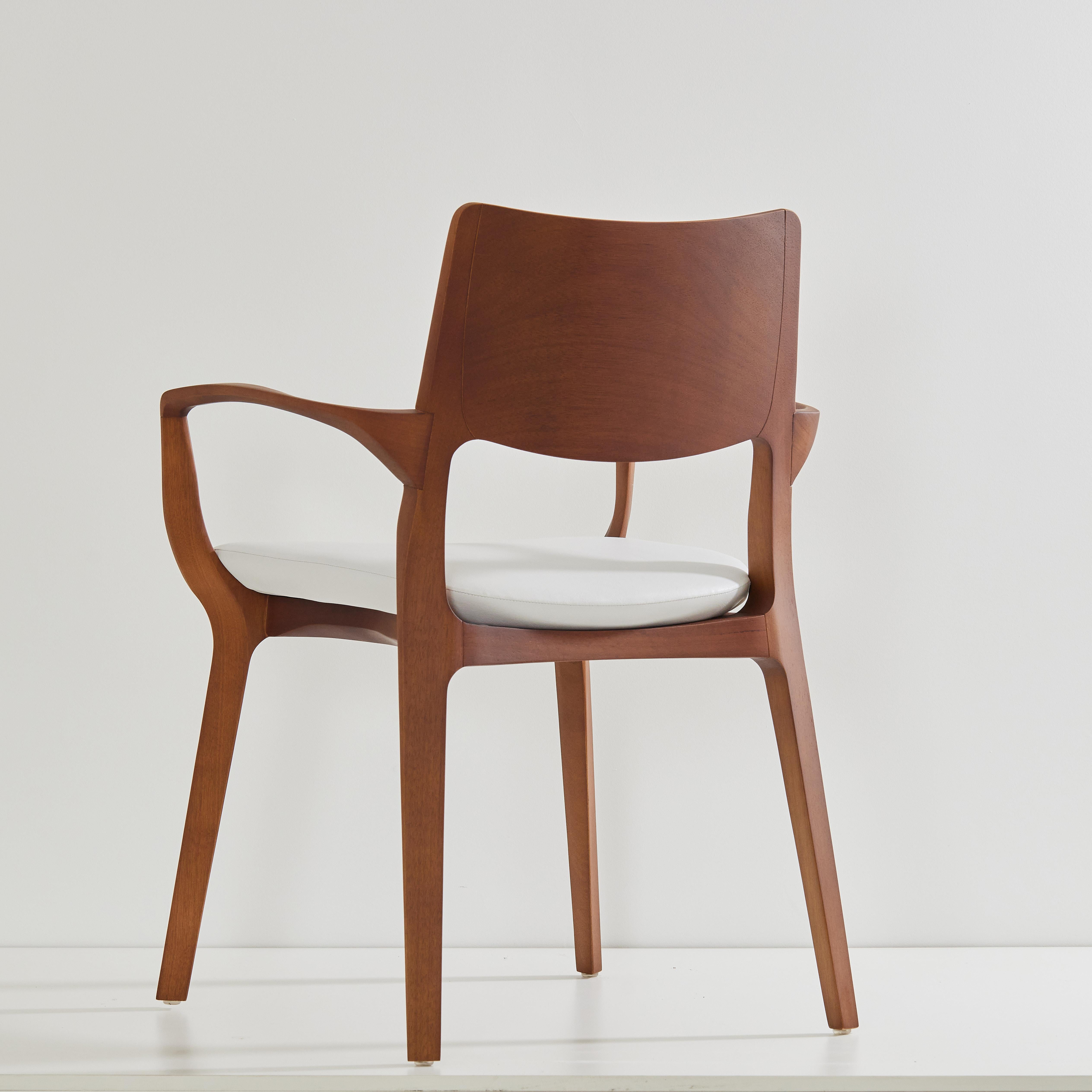Post-Modern Style Aurora Chair in honey solid wood, vegan leather seating In New Condition For Sale In Vila Cordeiro, São Paulo