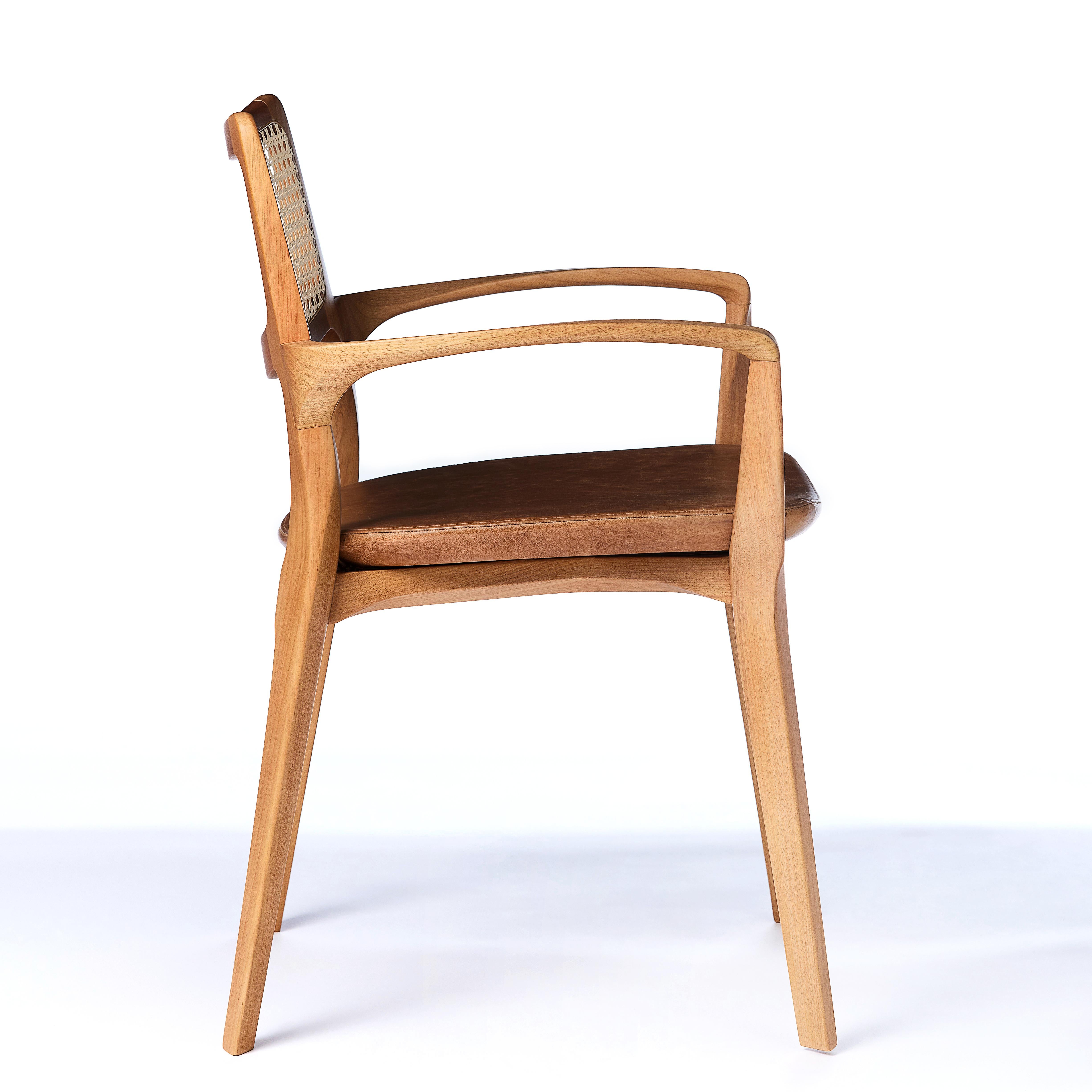 Postmoderner Aurora-Stuhl im postmodernen Stil aus geformtem Massivholz mit Rohrrückenlehne und Leder (Brasilianisch) im Angebot