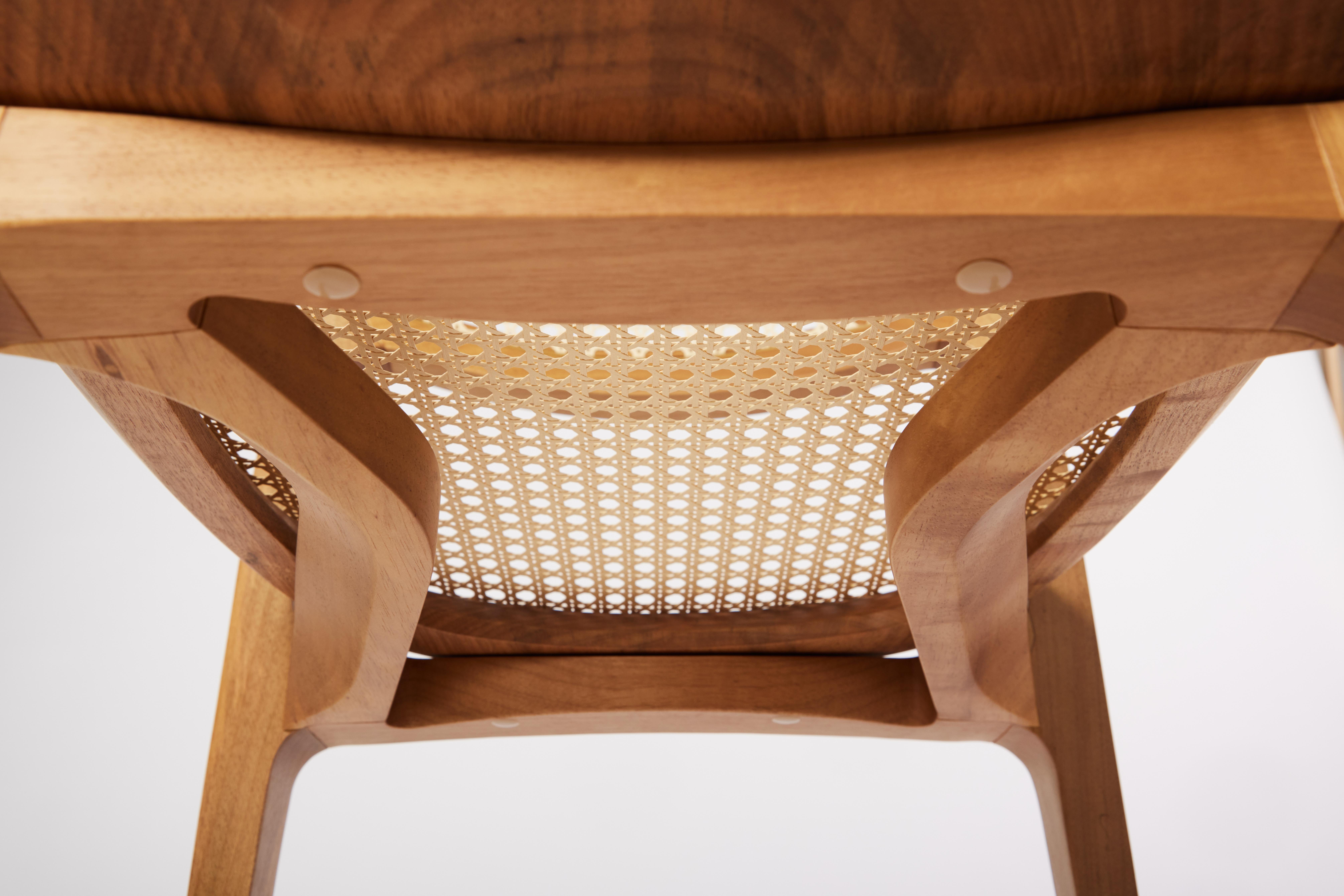 Postmoderner Aurora-Stuhl im postmodernen Stil aus geformtem Massivholz mit Rohrrückenlehne und Leder im Angebot 1