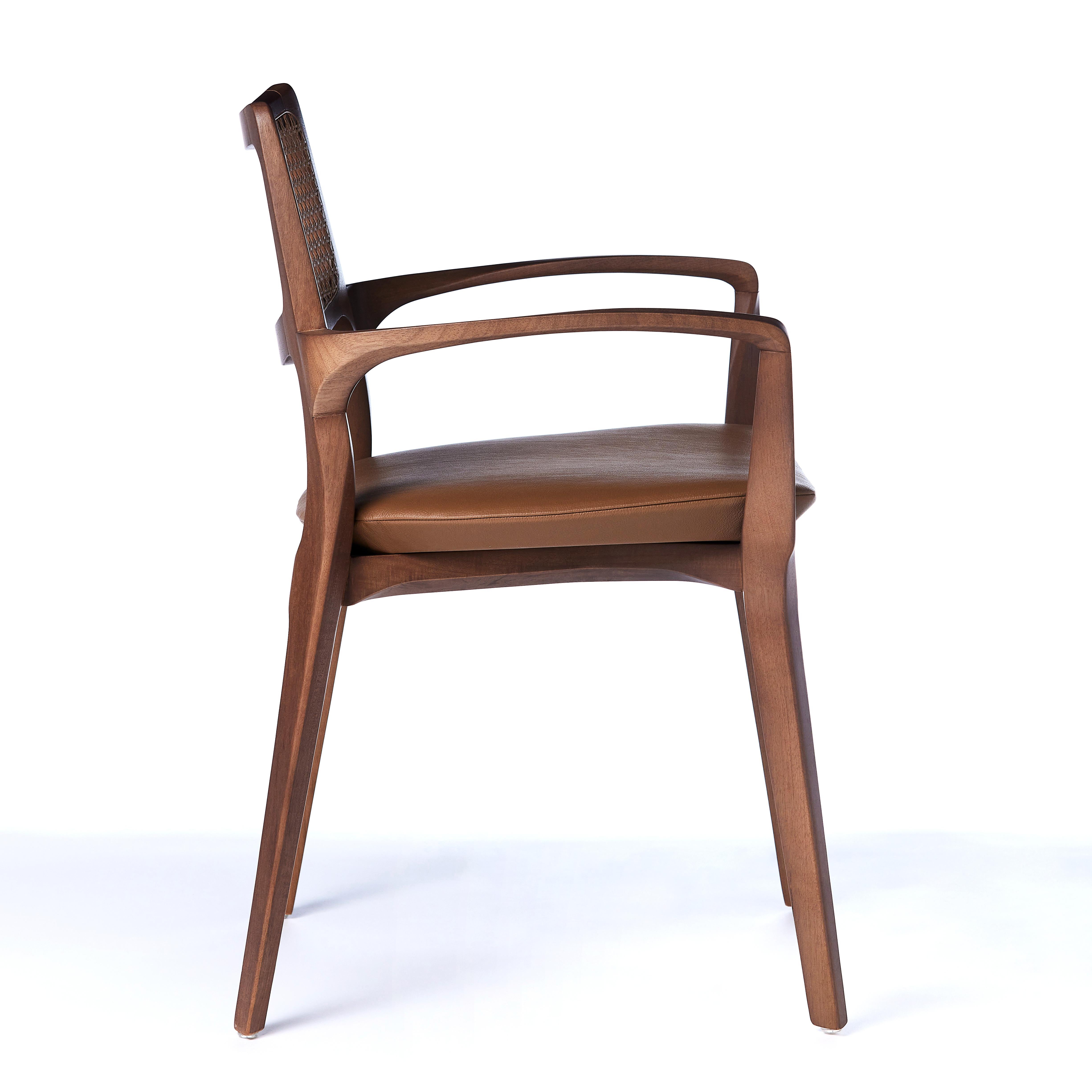 Silla Aurora de estilo postmoderno en acabado nogal esculpido con caña y cuero Posmoderno en venta