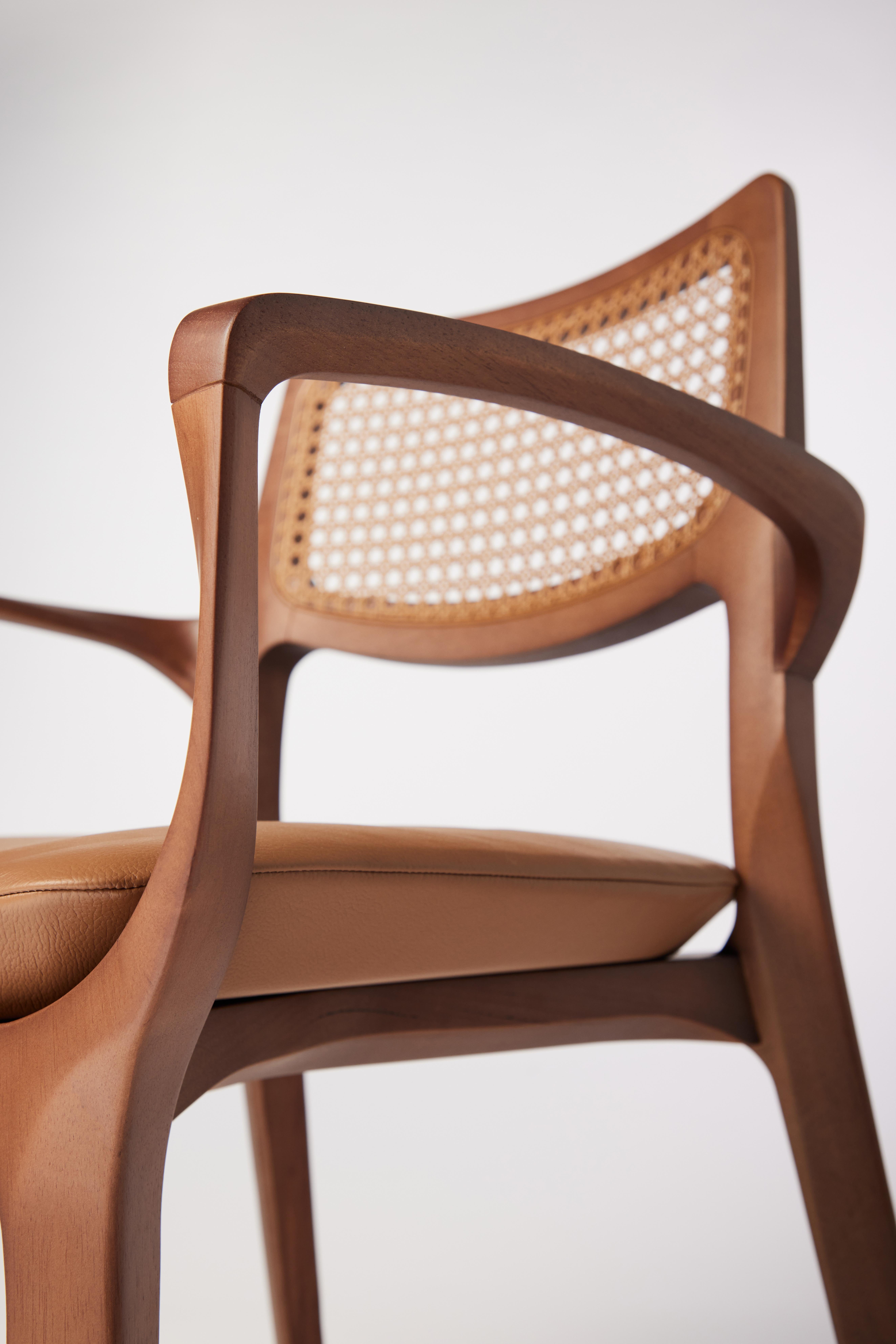 Silla Aurora de estilo postmoderno en acabado nogal esculpido con caña y cuero Siglo XXI y contemporáneo en venta