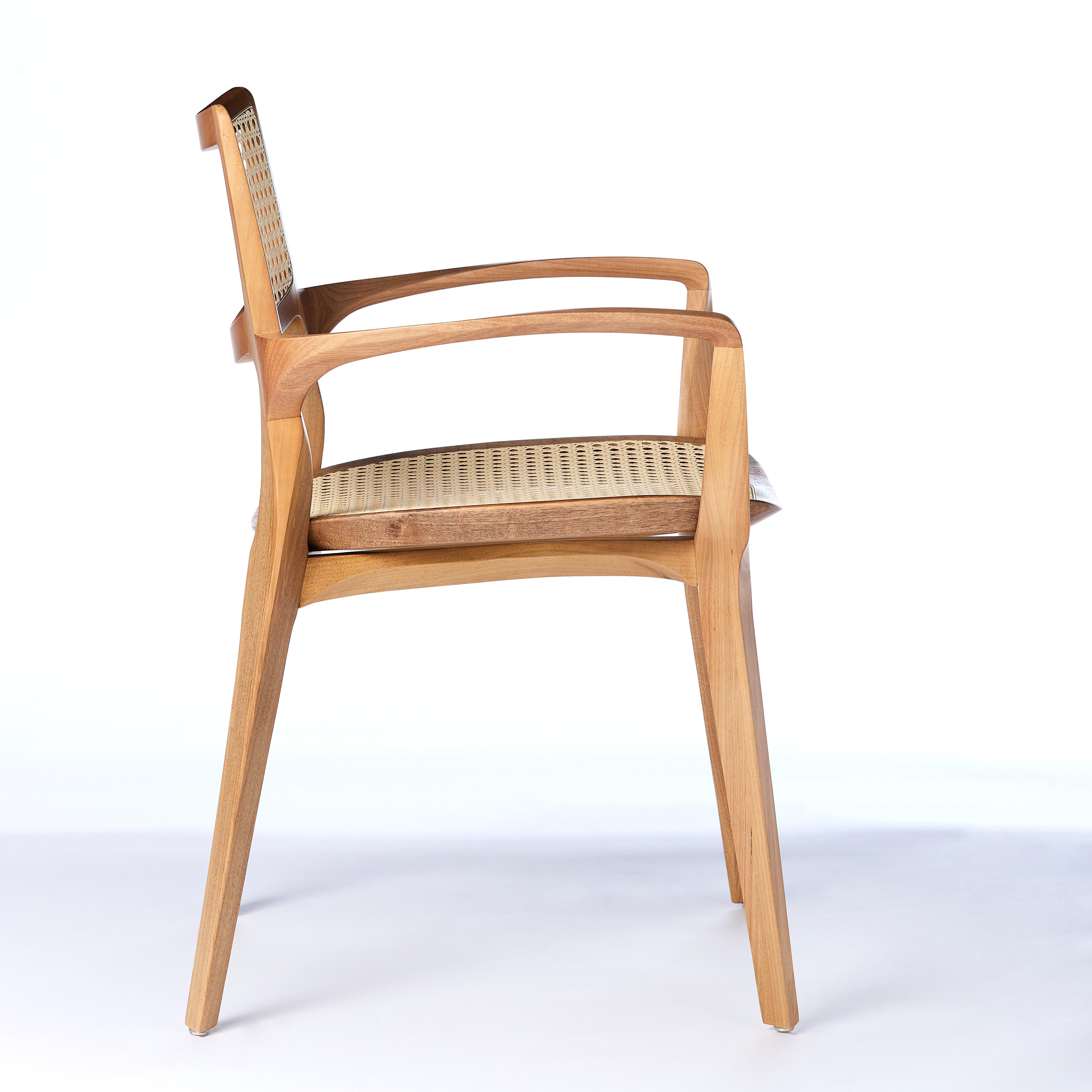Postmoderner Aurora-Stuhl im postmodernen Stil aus Massivholz mit Rohrrückenlehne und Sitz aus Rohr (Brasilianisch) im Angebot