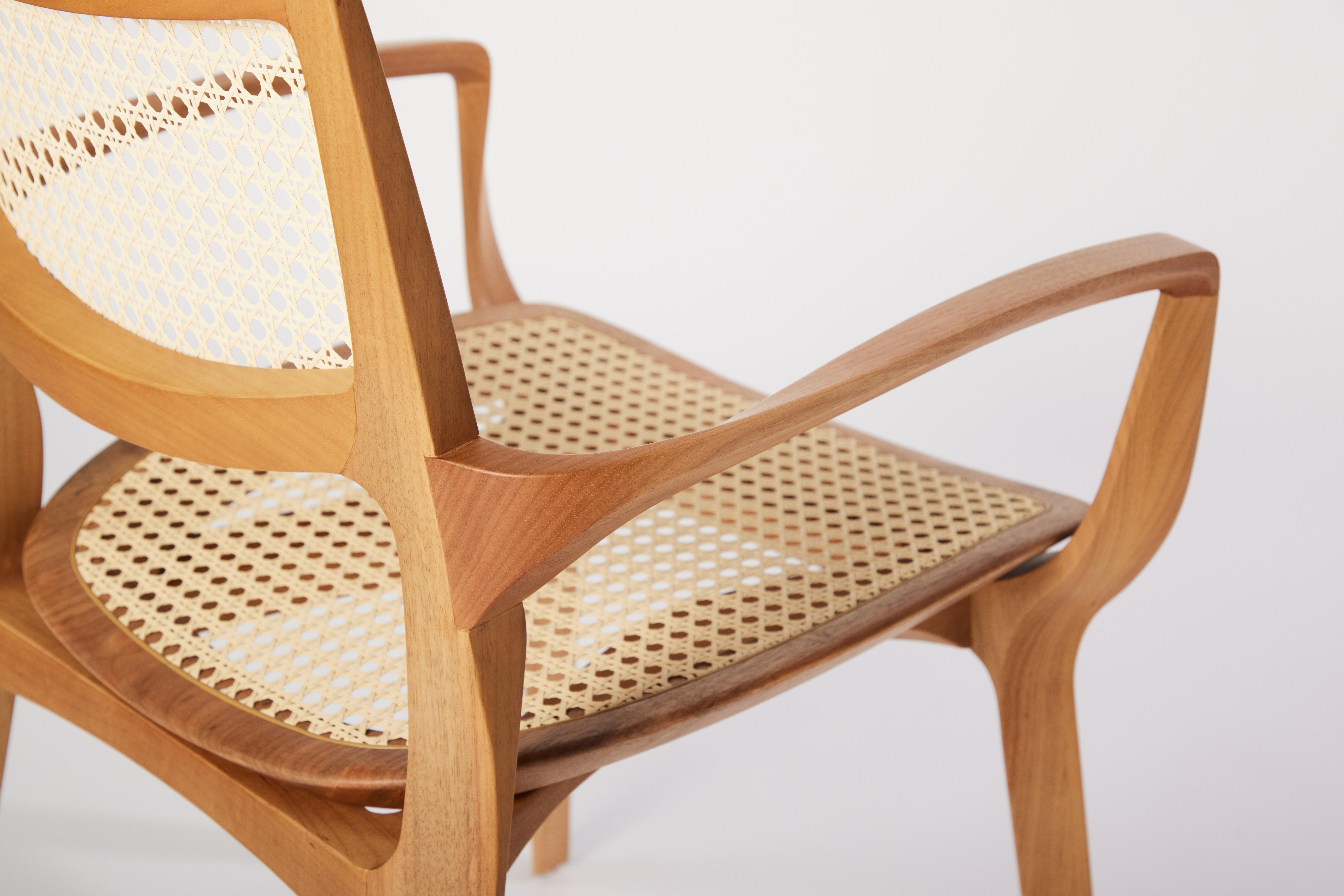 Postmoderner Aurora-Stuhl im postmodernen Stil aus Massivholz mit Rohrrückenlehne und Sitz aus Rohr (Leder) im Angebot