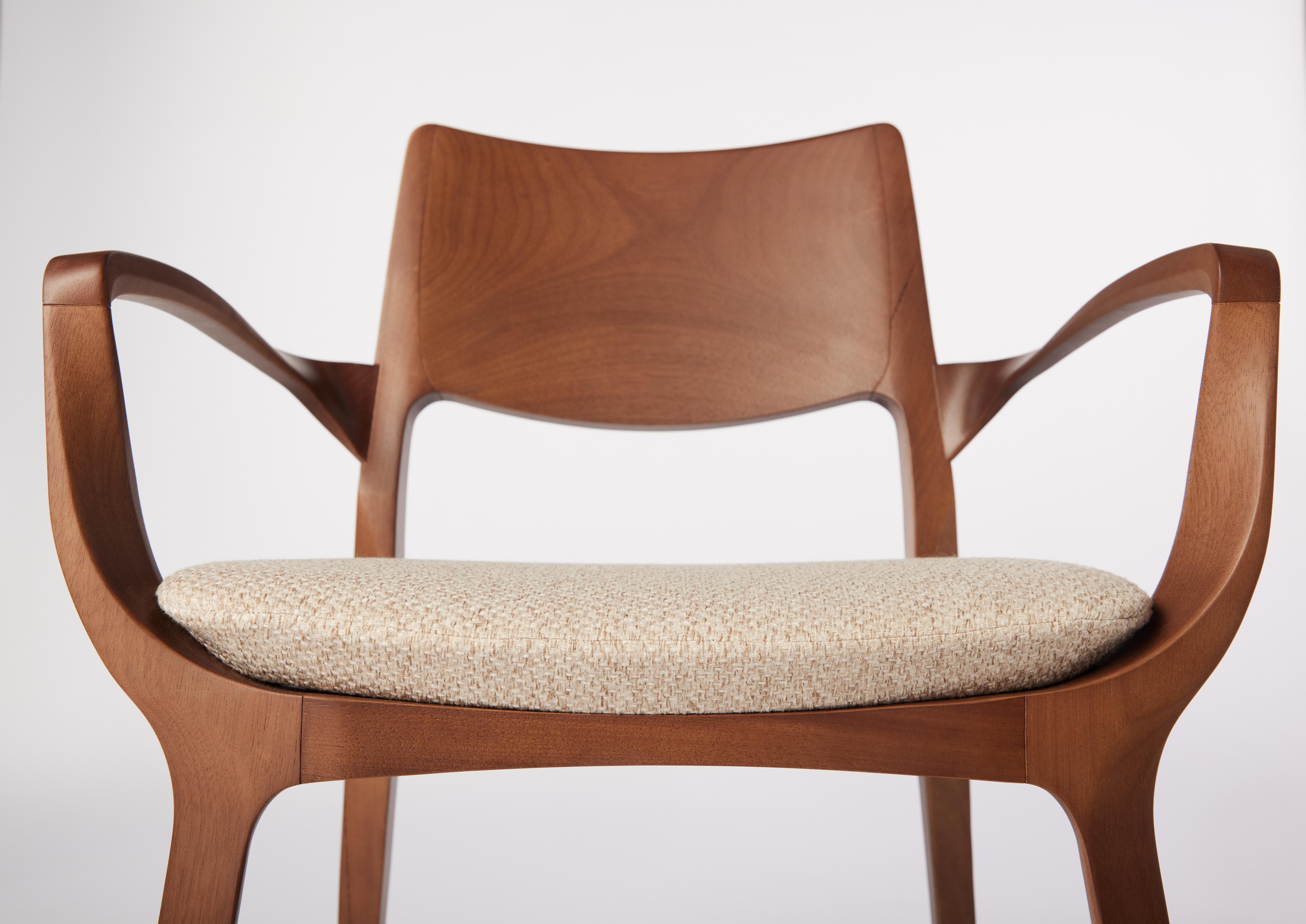 Aurora-Stuhl im postmodernen Stil aus Walnussholz mit Holzrückenlehne und Textilien (Geflecht) im Angebot