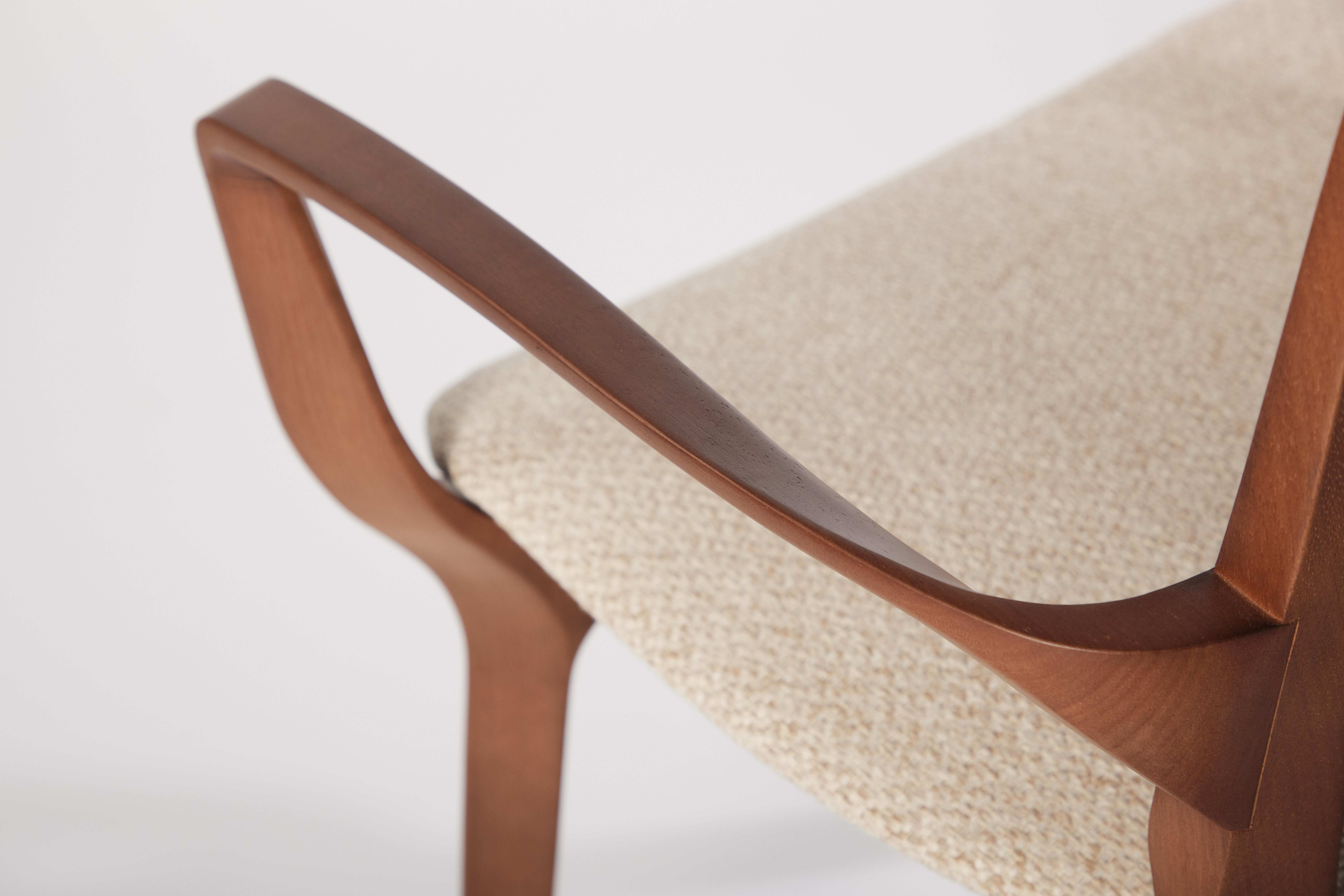 Aurora-Stuhl im postmodernen Stil aus Walnussholz mit Holzrückenlehne und Textilien im Zustand „Neu“ im Angebot in Vila Cordeiro, São Paulo