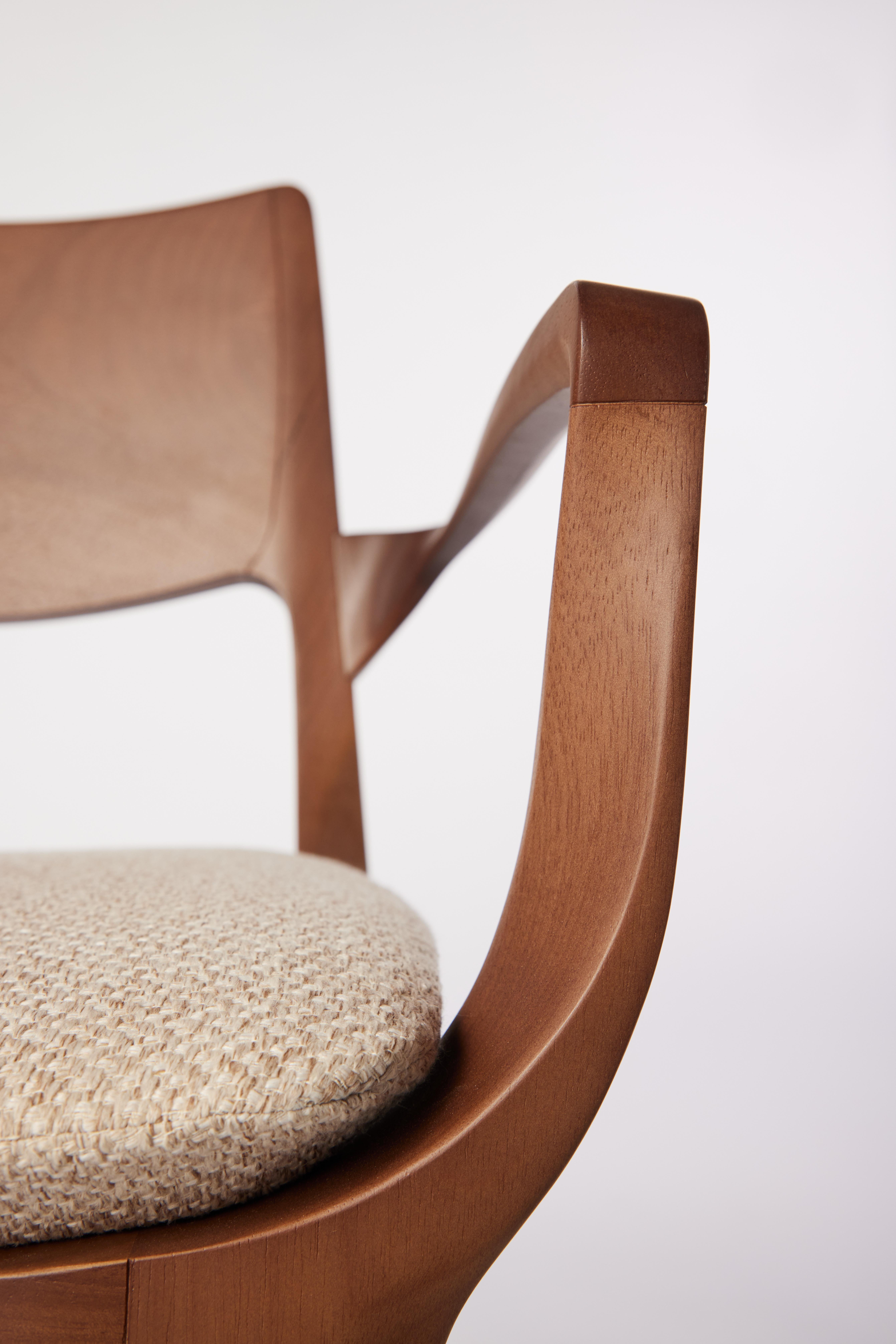 Aurora-Stuhl im postmodernen Stil aus Walnussholz mit Holzrückenlehne und Textilien (Leder) im Angebot