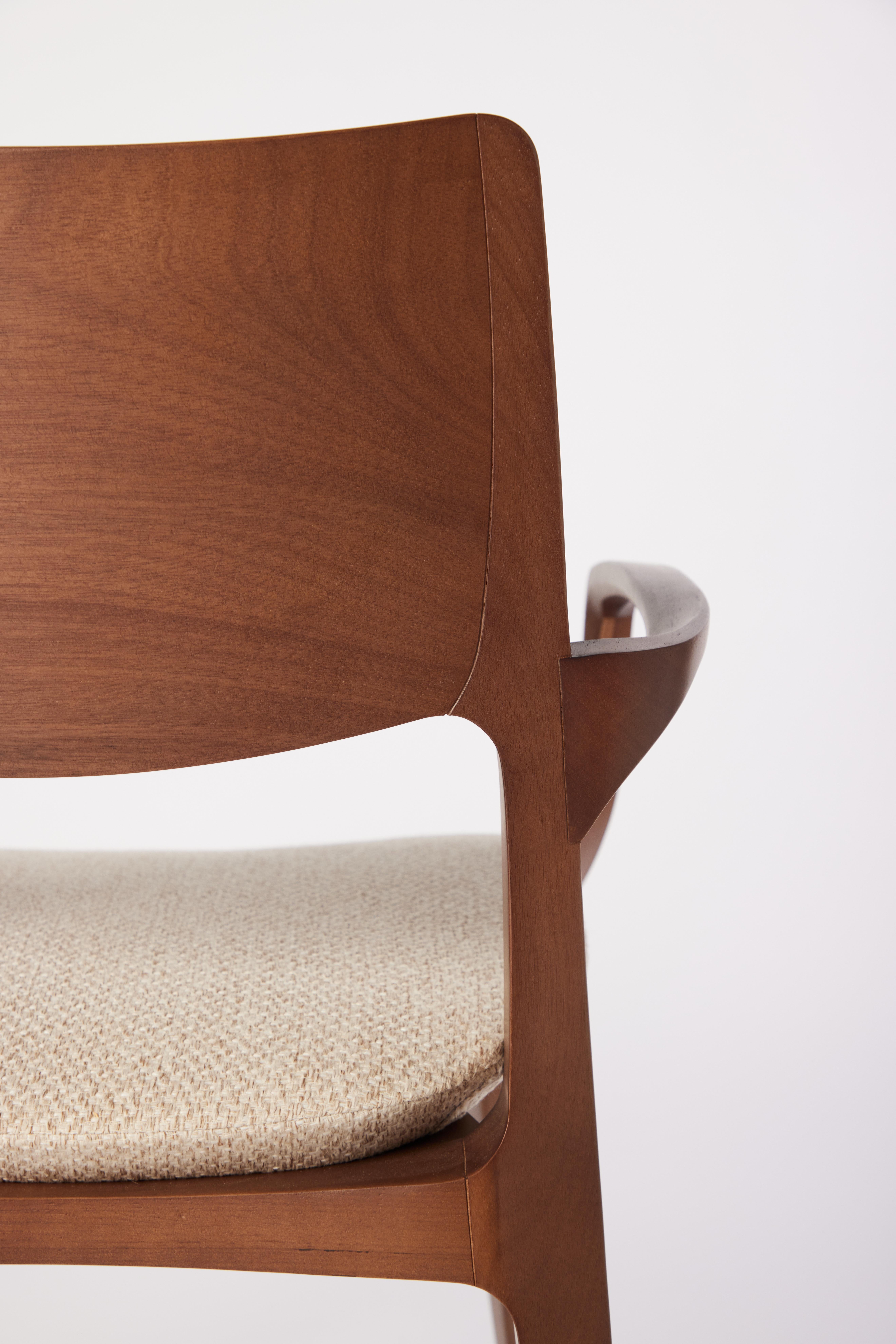 Aurora-Stuhl im postmodernen Stil aus Walnussholz mit Holzrückenlehne und Textilien im Angebot 1