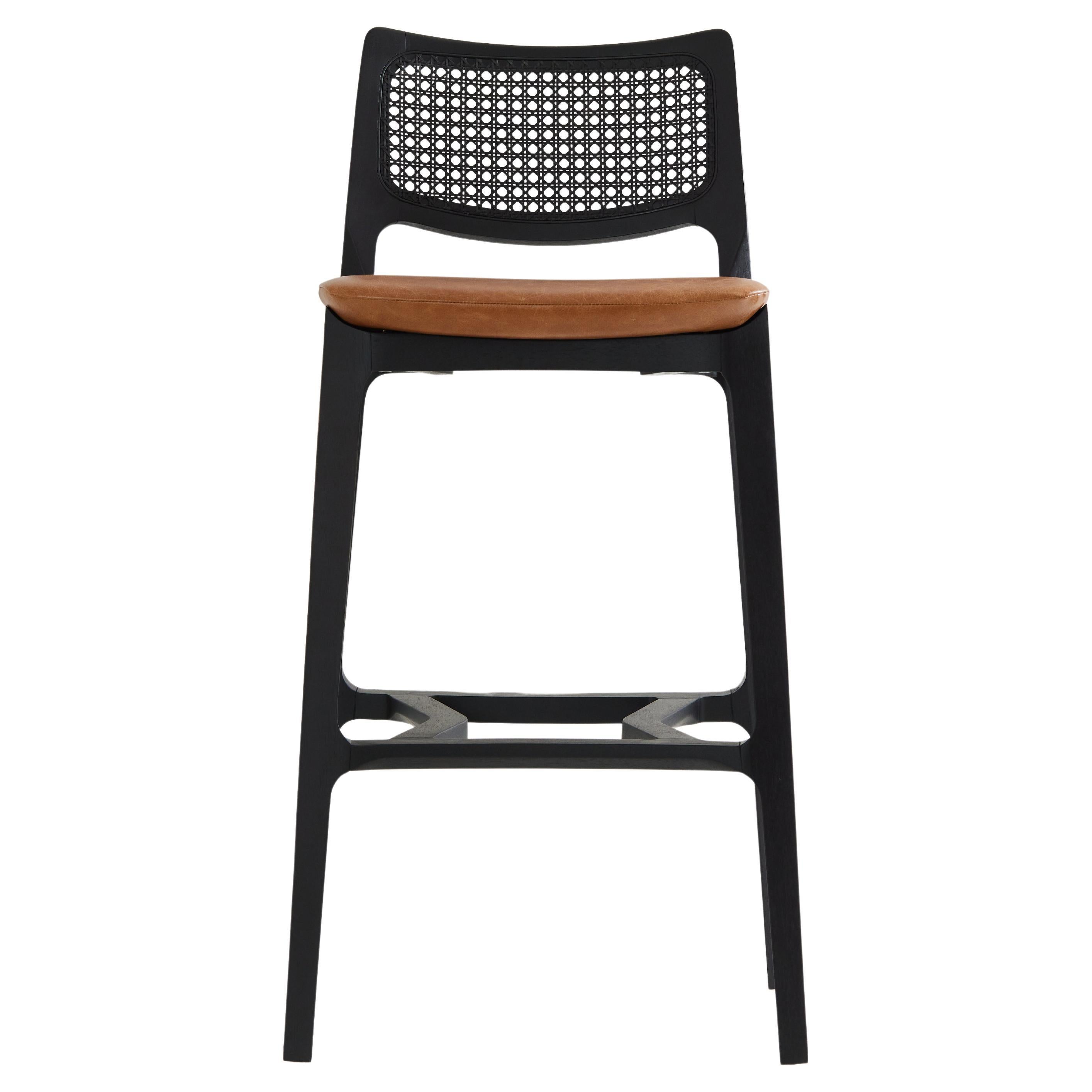 Hocker im postmodernen Stil, schwarzes Massivholz, Rückenlehne aus Rohr, Sitzfläche aus camelfarbenem Leder