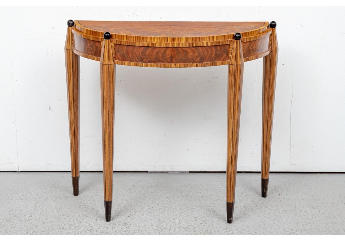 Il rappelle les meubles conçus par l'emblématique architecte et designer américain Michael Graves. Une console et un miroir de forme architecturale audacieuse avec des motifs géométriques formés par l'utilisation de bois mélangés particulièrement