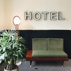 Lámpara de pie Post Modern Style Frame Azul Cobalto, Caña Tejida y Terrazo by UTU