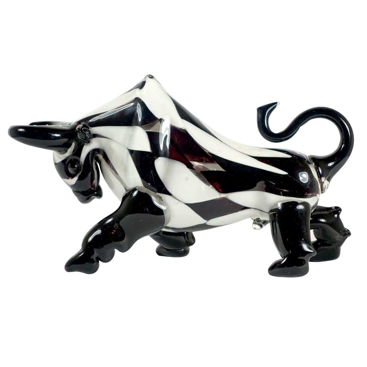 Eye-catching pair of bulls in fighting position. They are made of Murano glass and carry a checkered black and white pattern.
This pair of bulls has different dimensions: the small one is 5.6 inches high (and 10.1 long) whereas the big one is 7.2