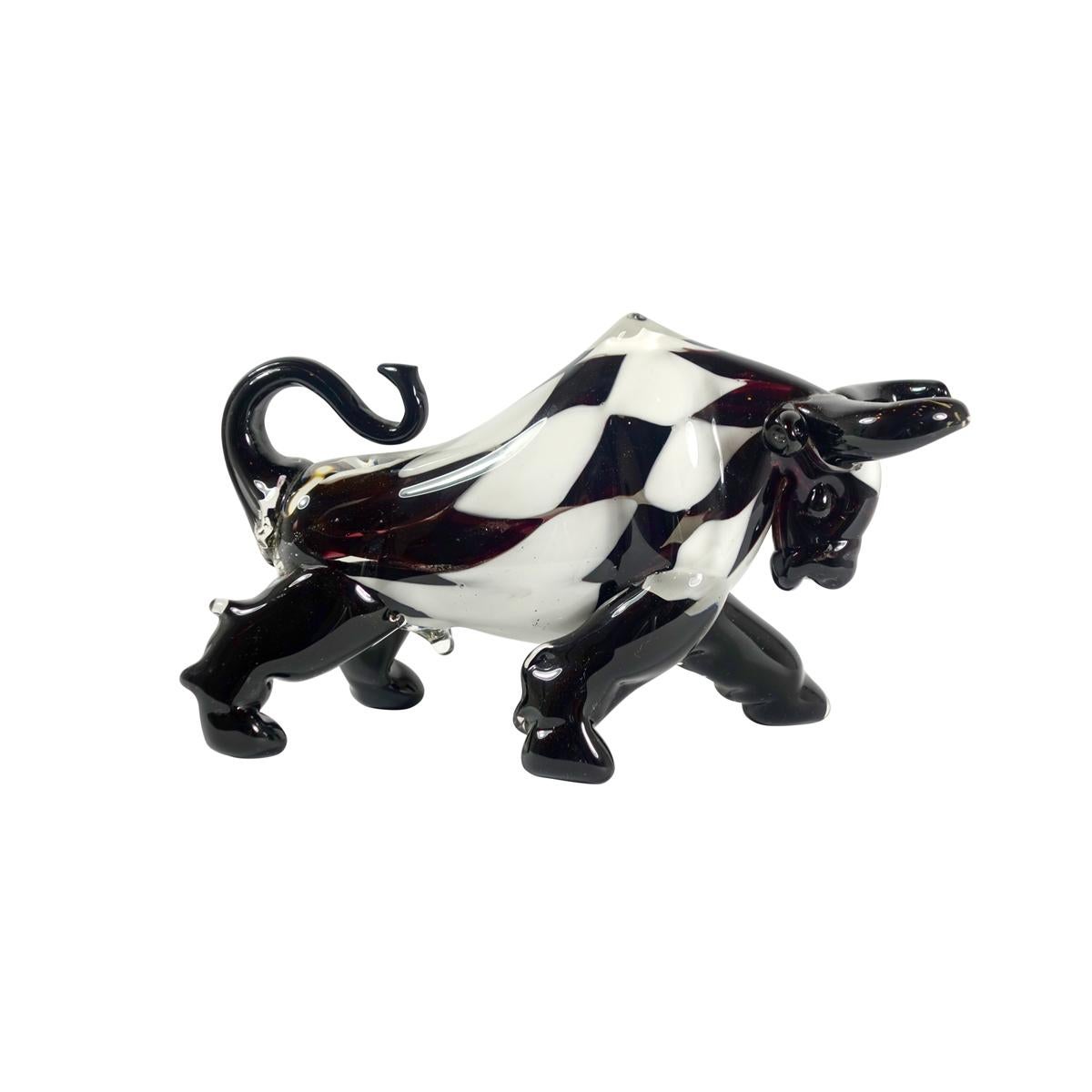 Italian Postmodern Style Pair of Murano Glass Bulls with Checkered Pattern For Sale