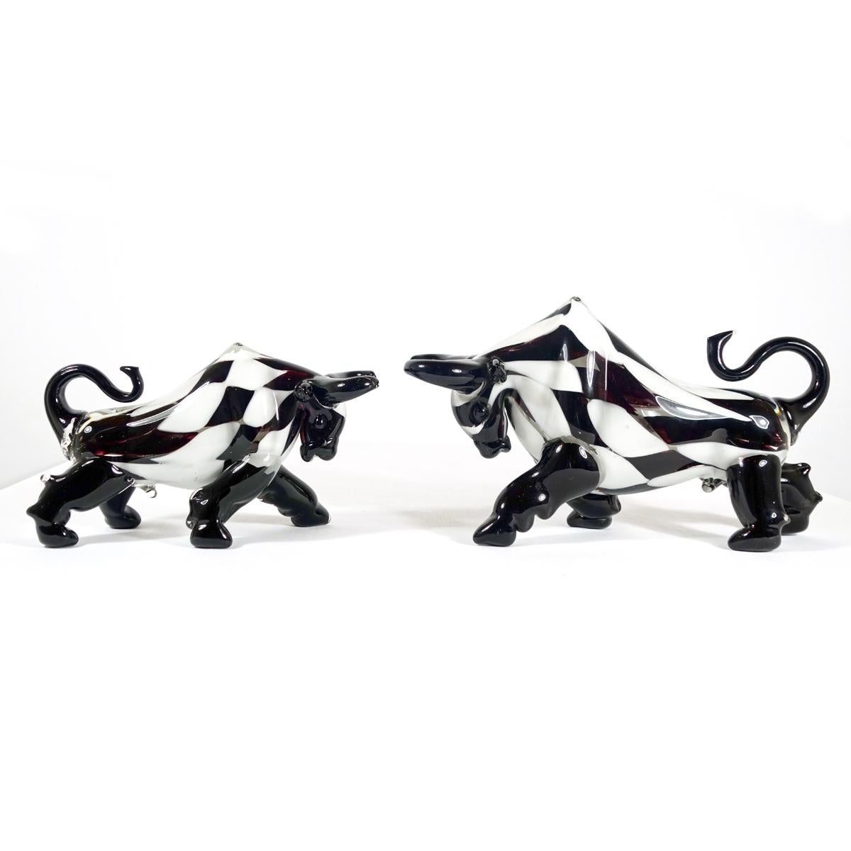 Postmodern Style Pair of Murano Glass Bulls with Checkered Pattern For Sale 1