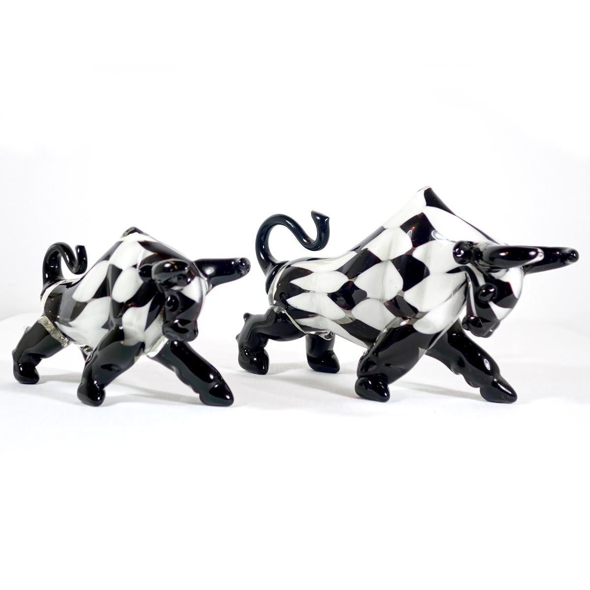 Postmodern Style Pair of Murano Glass Bulls with Checkered Pattern For Sale 2