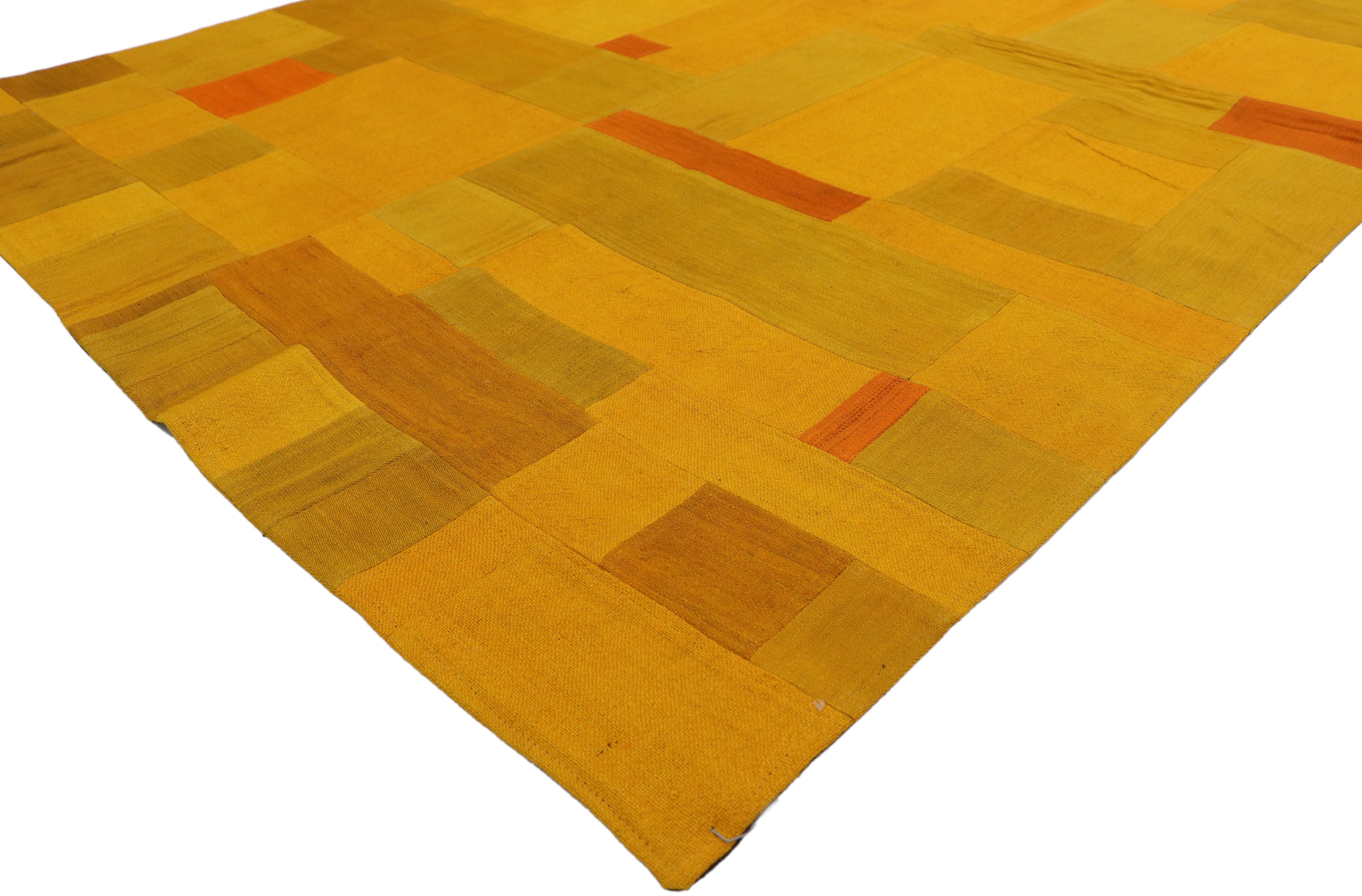 74082 Postmoderner türkischer Kilim-Teppich im Vintage-Stil, Patchwork-Kilim-Teppich in Flachgewebeoptik. Dieser handgewebte türkische Patchwork-Kilim im postmodernen Stil ist mit seiner hellen, auffälligen Farbpalette ein echter Hingucker.