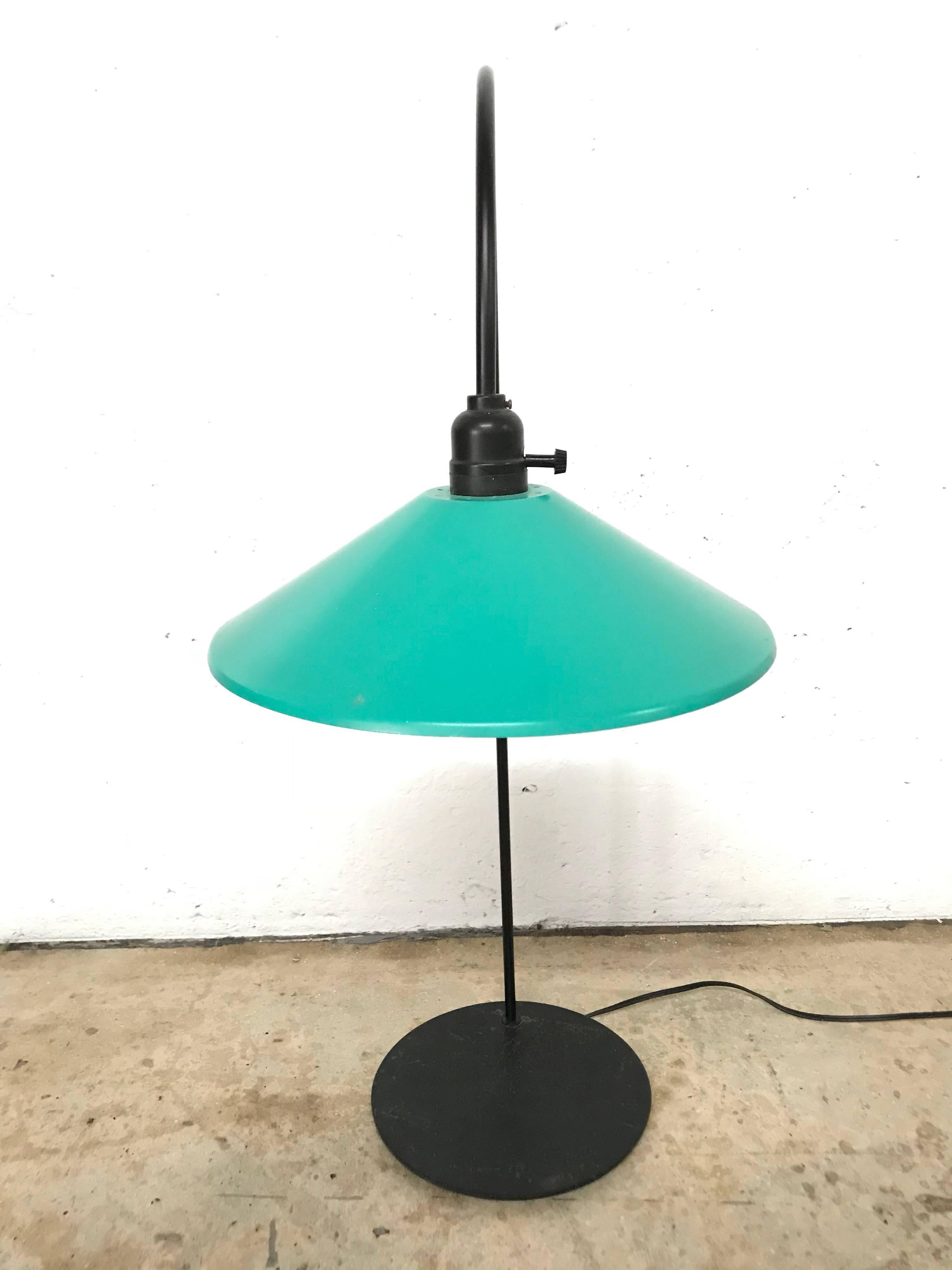 Postmoderne Lampe d'arc de table, de bureau ou de pampille postmoderne en vente