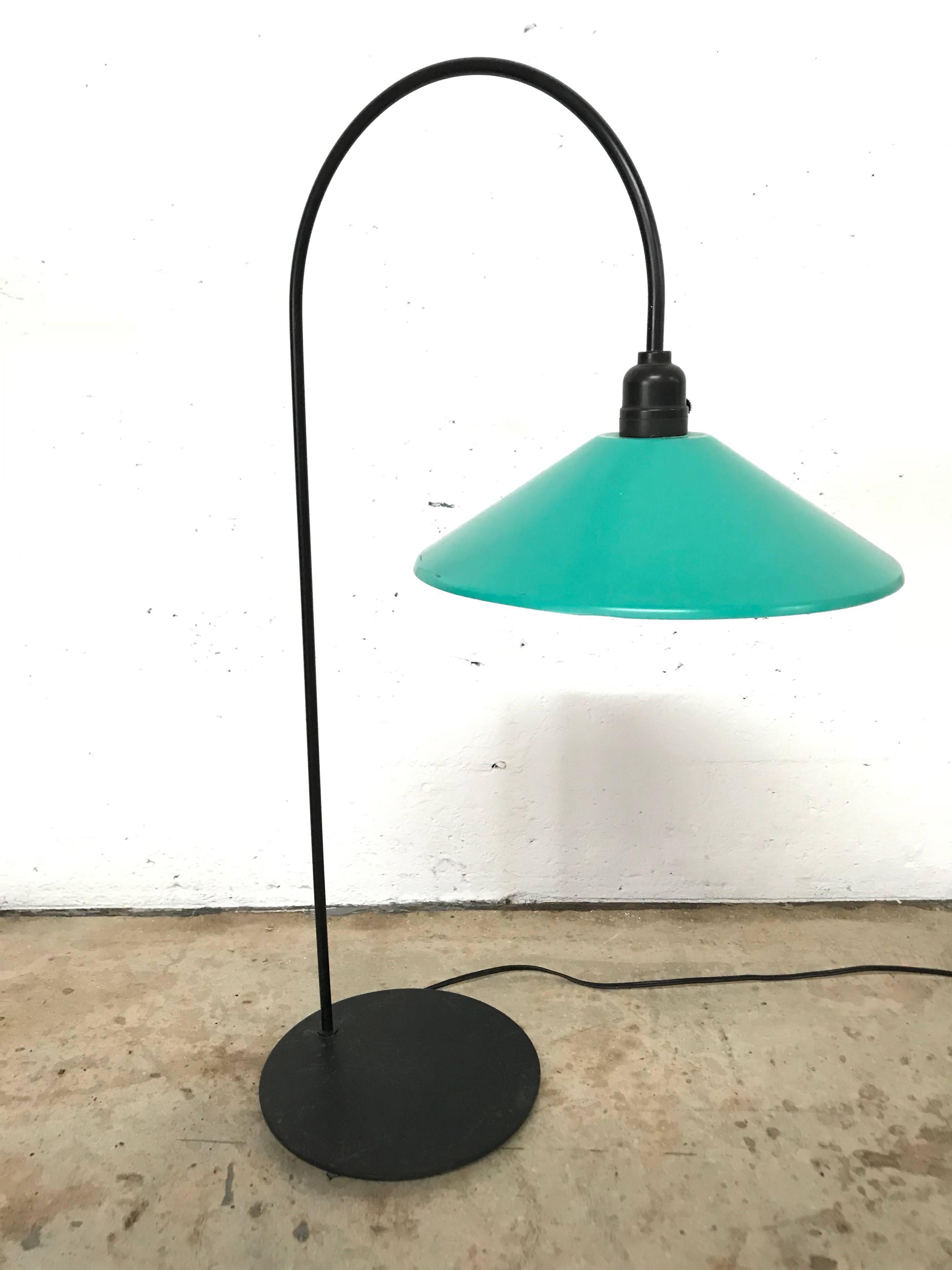 Postmoderne Tisch-, Schreibtisch- oder Quasten-Arc-Lampe (Gemalt) im Angebot