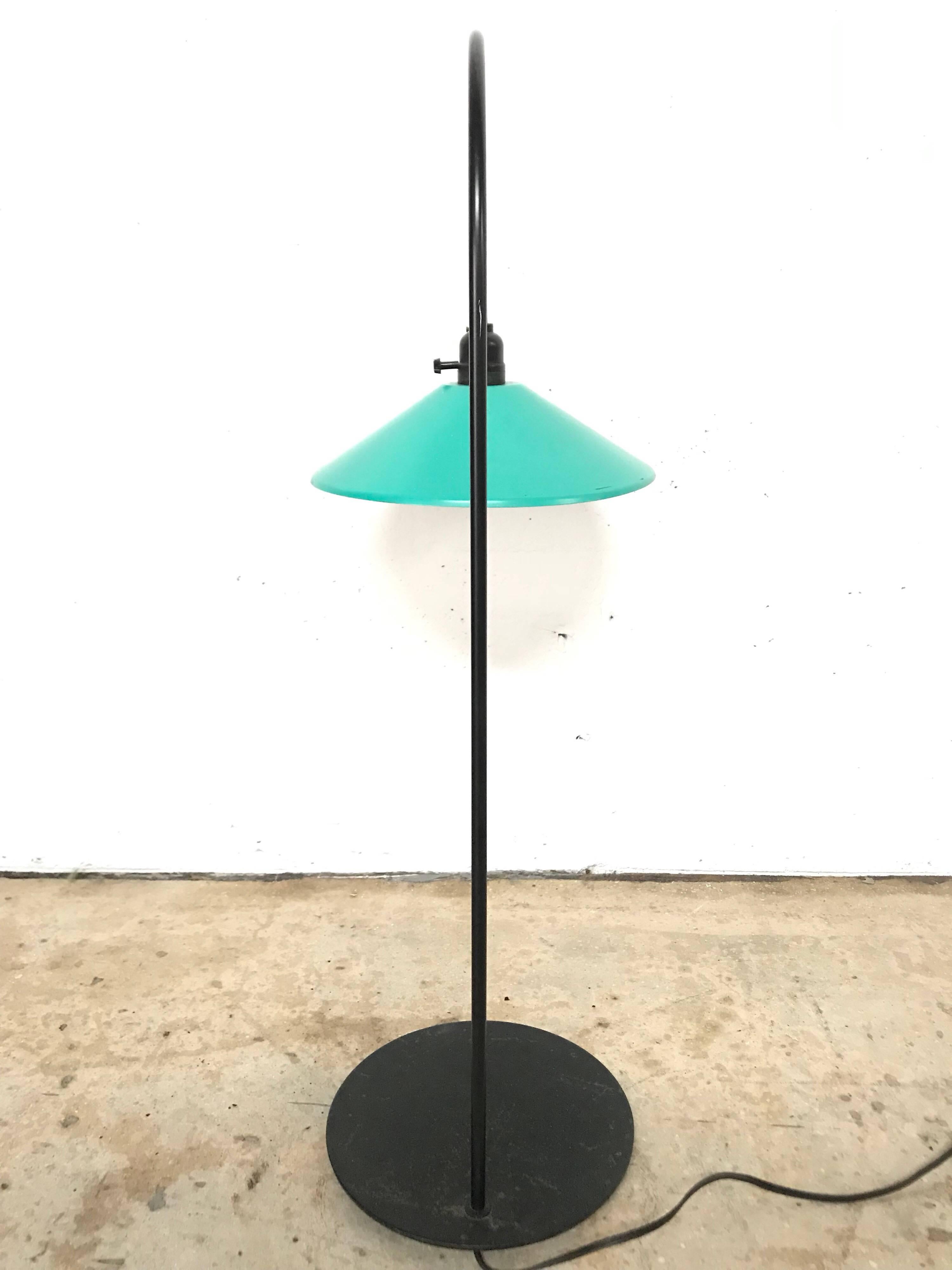 Peint Lampe d'arc de table, de bureau ou de pampille postmoderne en vente