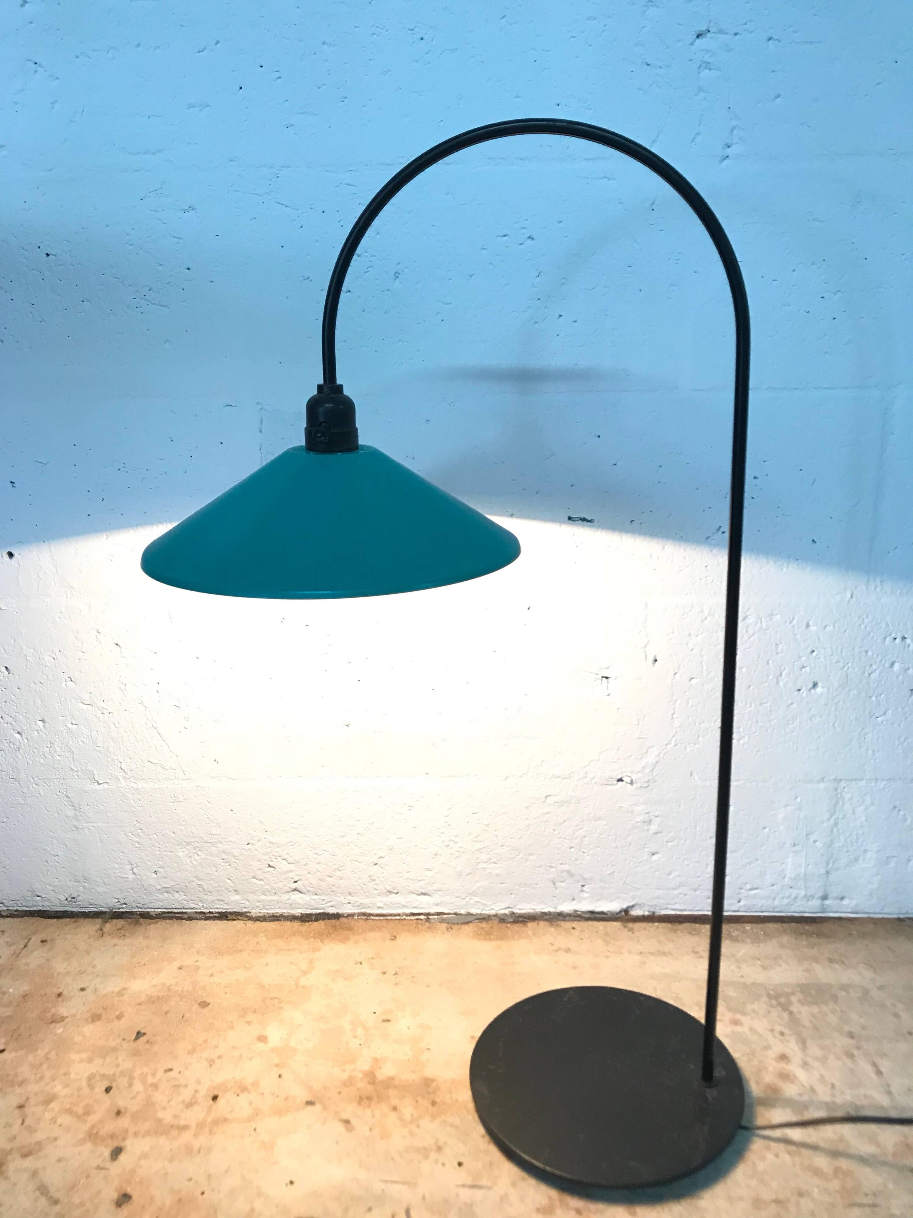 Lampe d'arc de table, de bureau ou de pampille postmoderne Bon état - En vente à Miami, FL