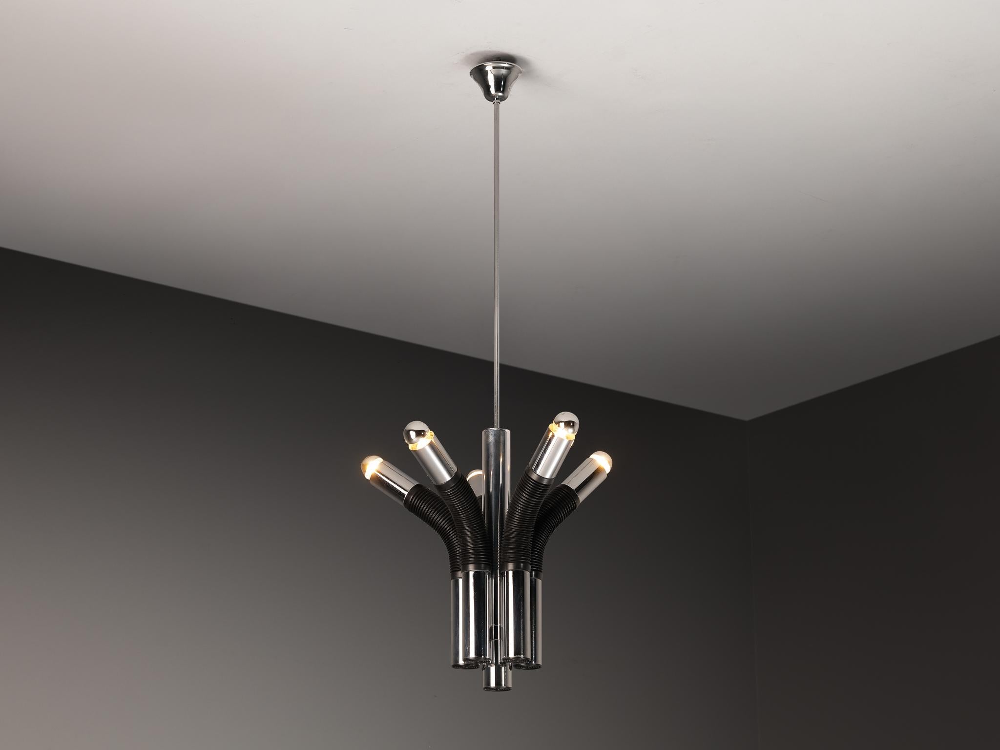 Targetti Sankey, chandelier, chrome-plated steel, plastic, Italy, 1970s. 

This chandelier, composed of five pipes, offers a modern interpretation of lighting design. Each pipe, featuring a half-rubber body, opens outward like a blossoming flower.