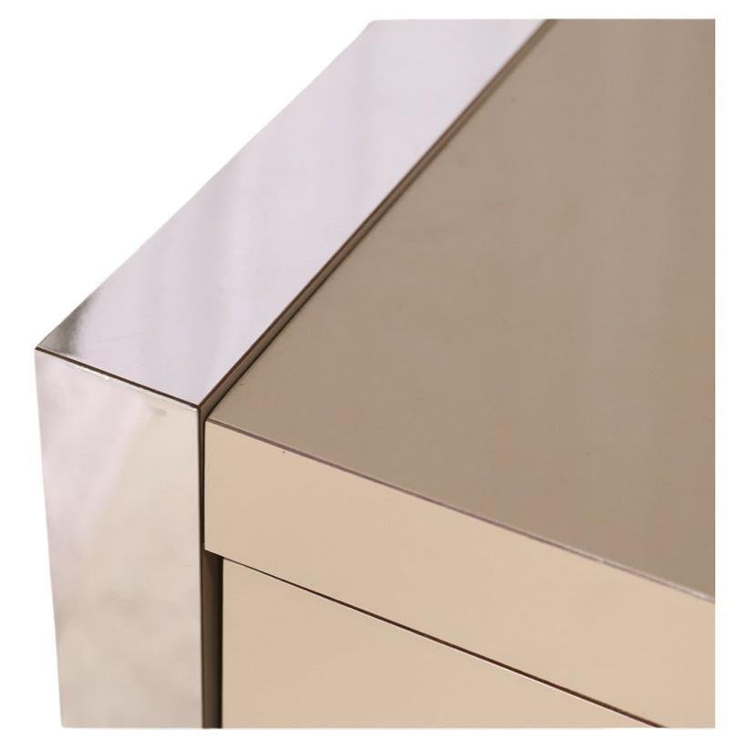 Credenza a 12 cassetti postmoderna in laminato laccato tortora e cromo. In stile Milo Baughman realizzato da Ello nel 1980 circa. Ha 12 cassetti con maniglie cromate. Tutti i cassetti scorrono senza intoppi, un esempio molto pulito di questa
