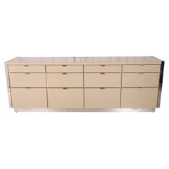 Crédence dressoir post-moderne taupe laquée chromée à 12 tiroirs d'Ello