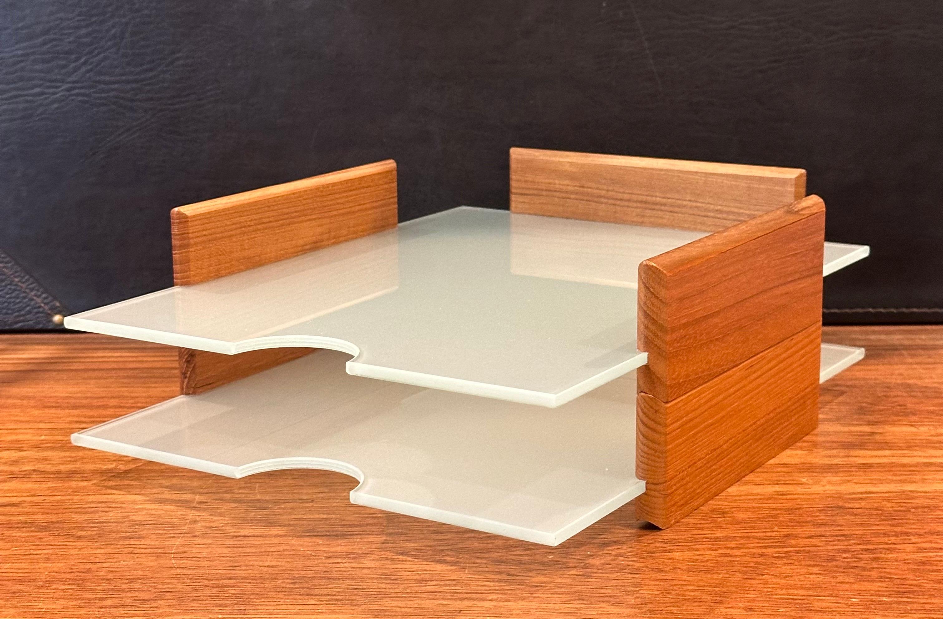 Postmodernes Tablett aus Teakholz und mattiertem Glas mit zwei Buchstaben im Angebot 5