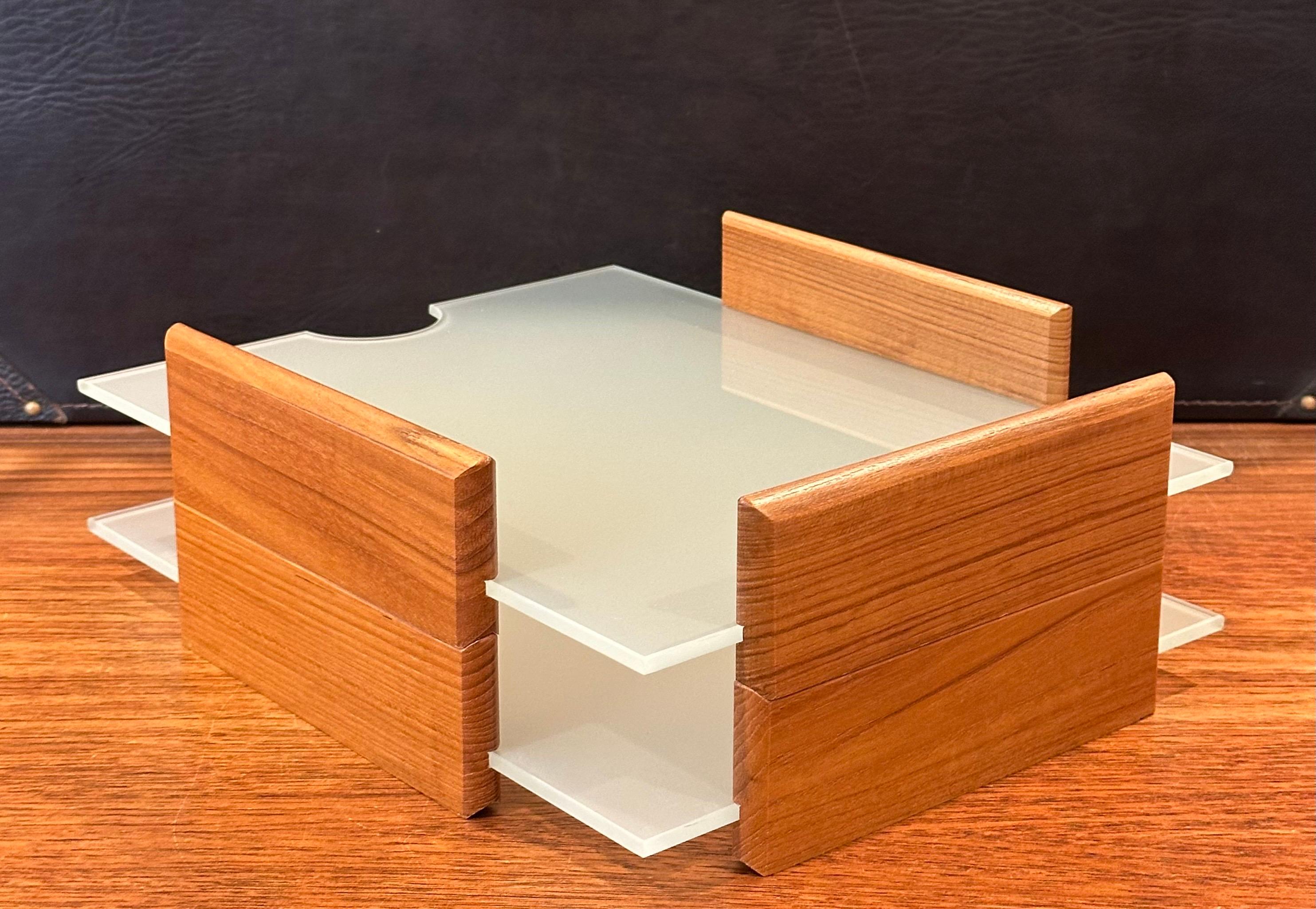 Postmodernes Tablett aus Teakholz und mattiertem Glas mit zwei Buchstaben im Angebot 6