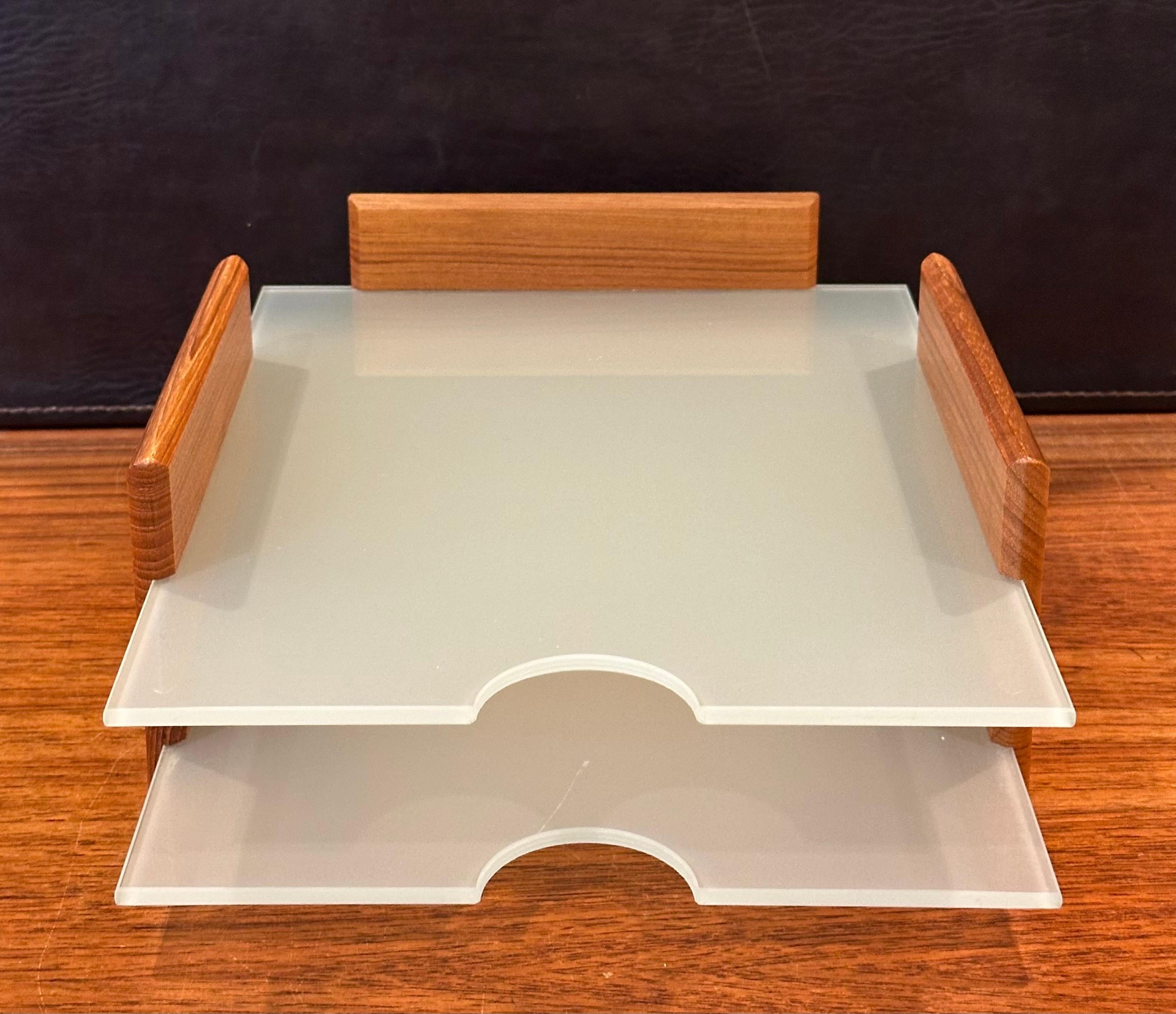 Postmodernes Tablett aus Teakholz und mattiertem Glas mit zwei Buchstaben im Angebot 7