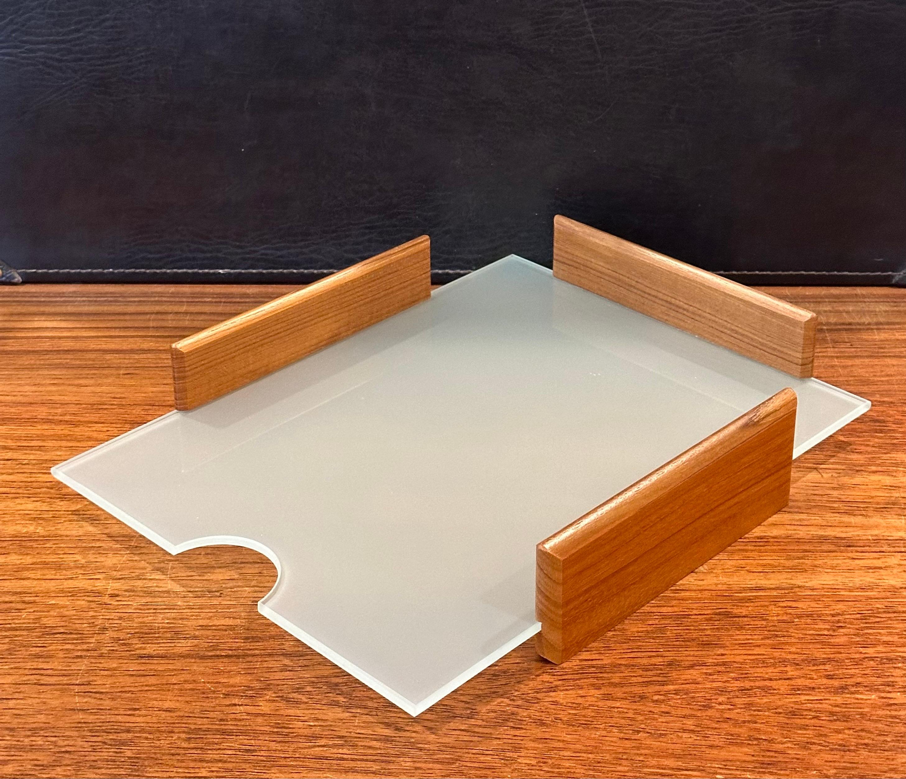 Postmodernes Tablett aus Teakholz und mattiertem Glas mit zwei Buchstaben im Angebot 8