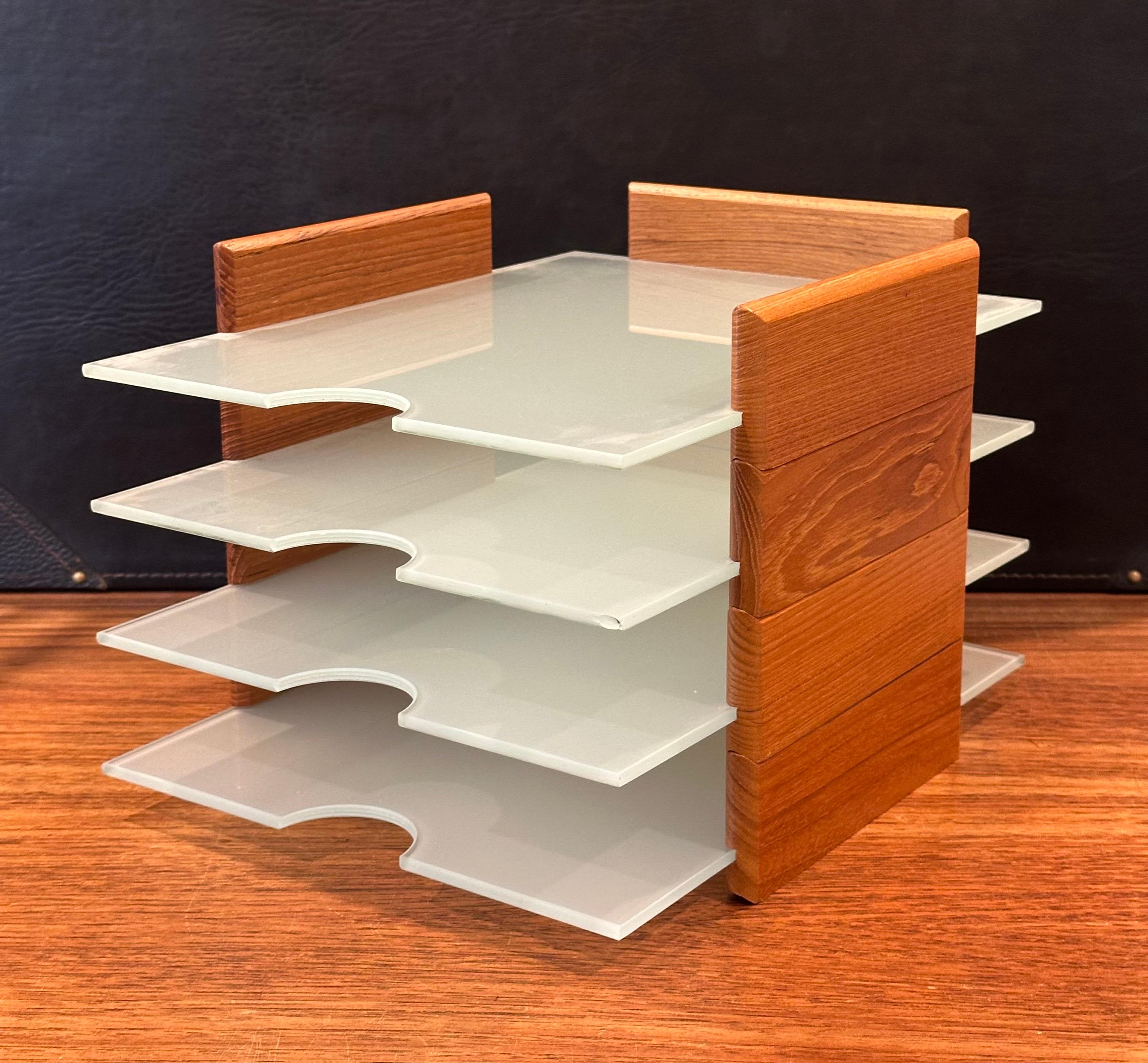 Postmodernes Tablett aus Teakholz und mattiertem Glas mit zwei Buchstaben im Angebot 9