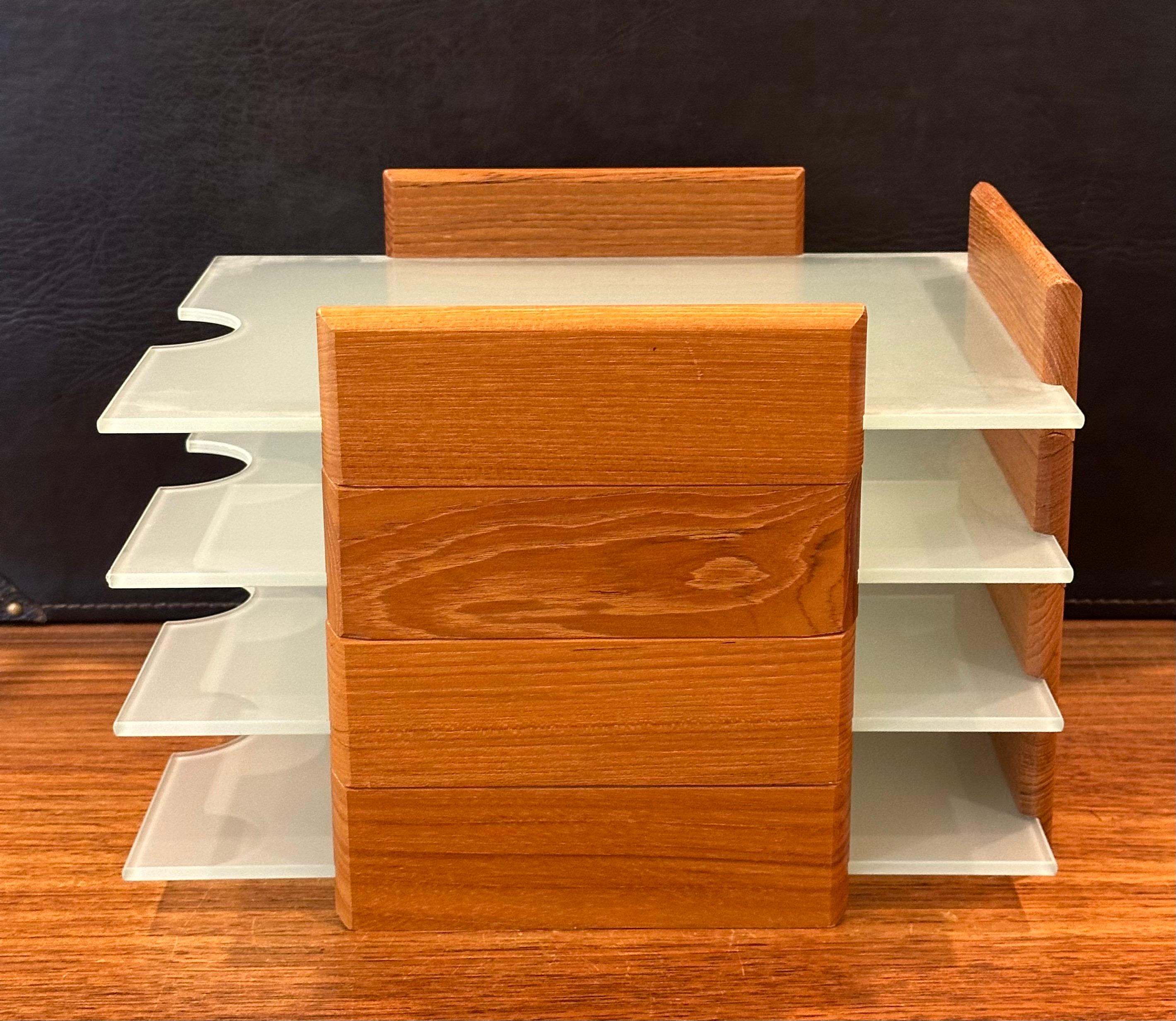 Postmodernes Tablett aus Teakholz und mattiertem Glas mit zwei Buchstaben im Angebot 10