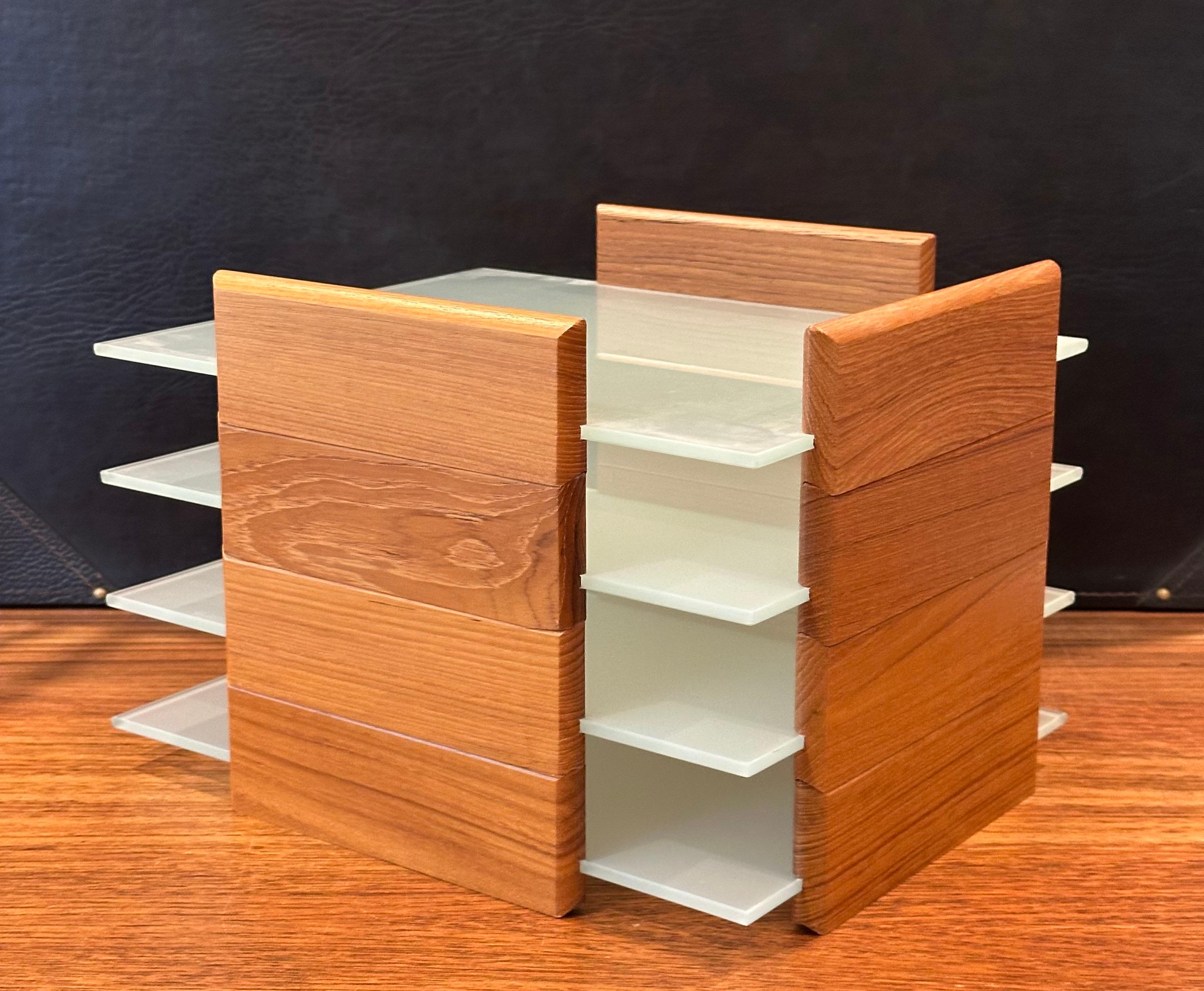 Postmodernes Tablett aus Teakholz und mattiertem Glas mit zwei Buchstaben im Angebot 11